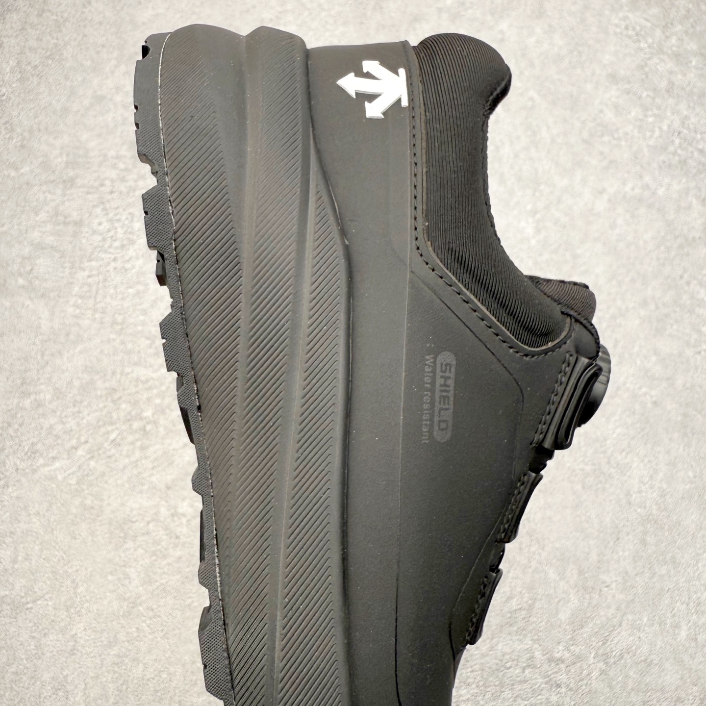 图片[6]-＃HP DESCENTE Enerzite 迪桑特舒适柔软防滑耐磨低帮休闲跑步鞋 DESCENTE（迪桑特）创立于1935年，品牌名取自法语词汇，意为“滑降”。品牌箭头标识代表滑雪的三种技术“高速直线滑行”、“穿越”和“侧滑”，也寓意品牌在打造高端专业运动产品中不断追求完美的创新精神，致力于成为中国高端专业滑雪、综训、女子、铁人三项、高尔夫的第一品牌。尺码：39 40 40.5 41 42 42.5 43 44 44.5 45-选品中心