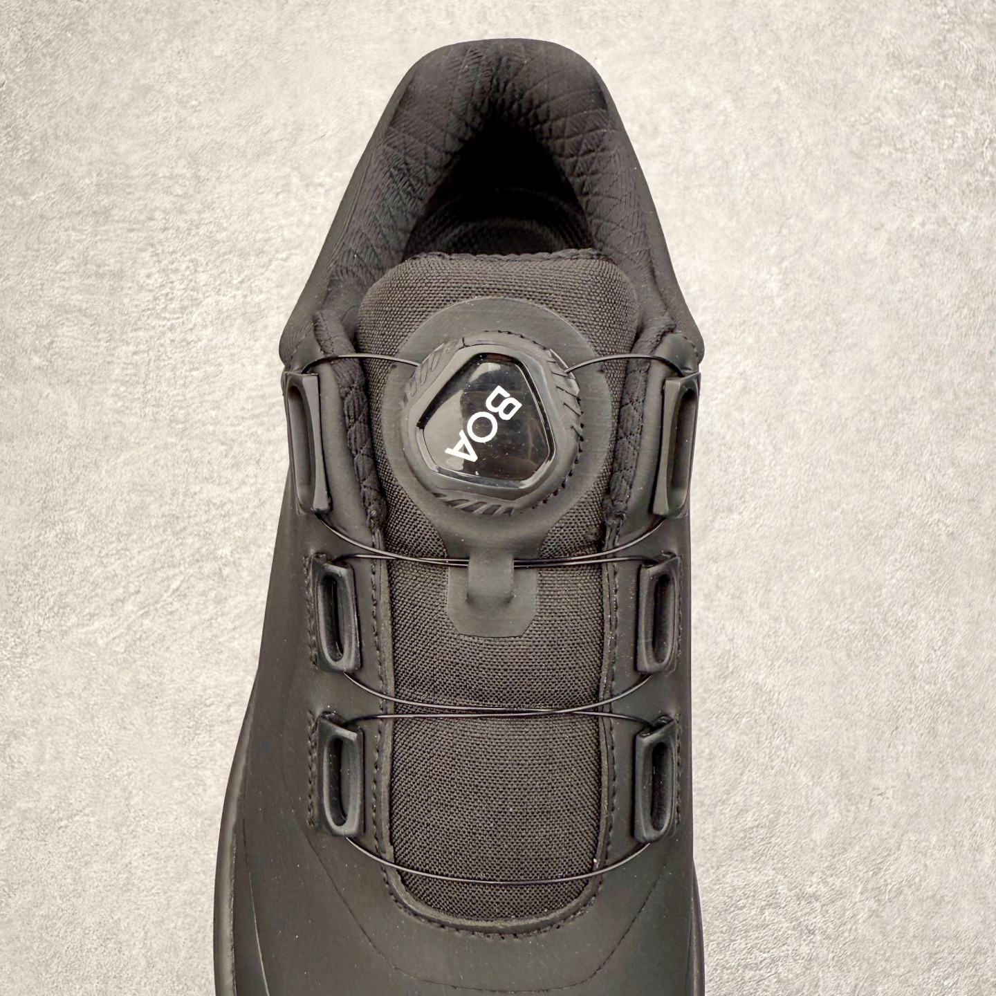 图片[5]-＃HP DESCENTE Enerzite 迪桑特舒适柔软防滑耐磨低帮休闲跑步鞋 DESCENTE（迪桑特）创立于1935年，品牌名取自法语词汇，意为“滑降”。品牌箭头标识代表滑雪的三种技术“高速直线滑行”、“穿越”和“侧滑”，也寓意品牌在打造高端专业运动产品中不断追求完美的创新精神，致力于成为中国高端专业滑雪、综训、女子、铁人三项、高尔夫的第一品牌。尺码：39 40 40.5 41 42 42.5 43 44 44.5 45-选品中心