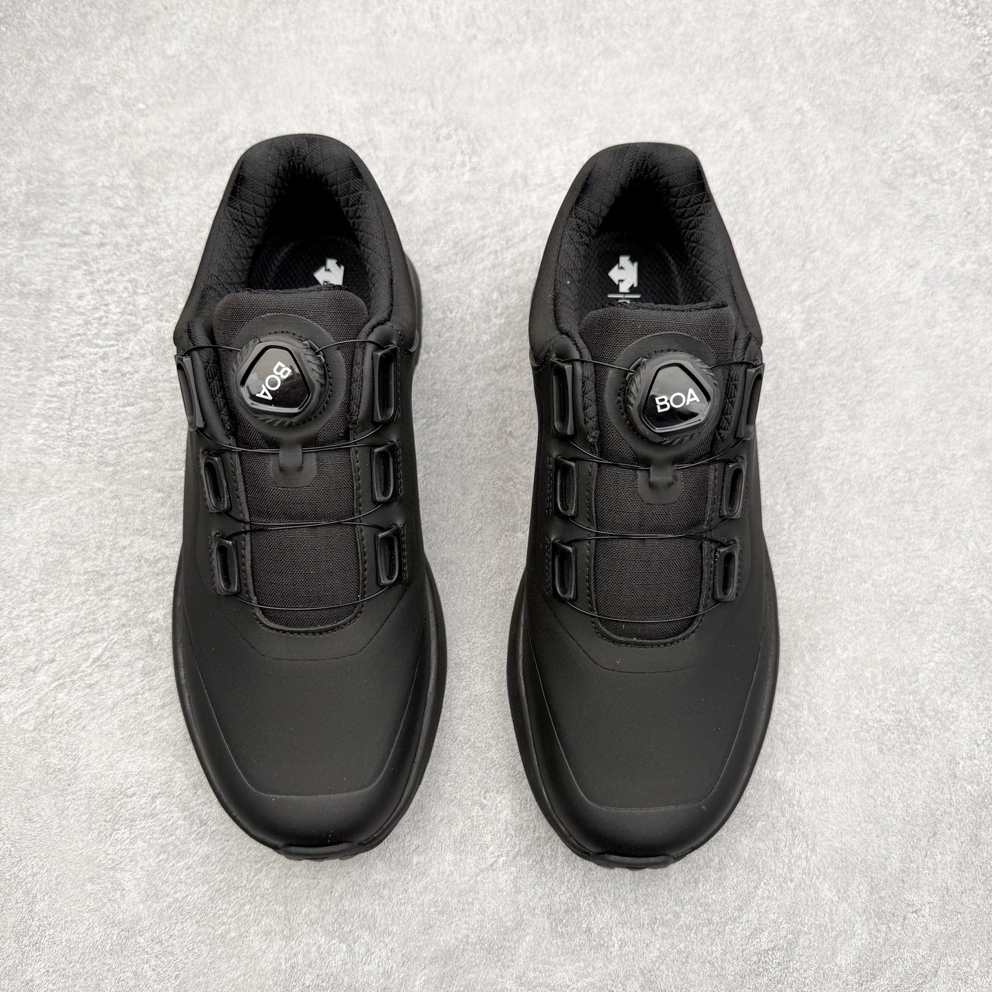 图片[2]-＃HP DESCENTE Enerzite 迪桑特舒适柔软防滑耐磨低帮休闲跑步鞋 DESCENTE（迪桑特）创立于1935年，品牌名取自法语词汇，意为“滑降”。品牌箭头标识代表滑雪的三种技术“高速直线滑行”、“穿越”和“侧滑”，也寓意品牌在打造高端专业运动产品中不断追求完美的创新精神，致力于成为中国高端专业滑雪、综训、女子、铁人三项、高尔夫的第一品牌。尺码：39 40 40.5 41 42 42.5 43 44 44.5 45-选品中心