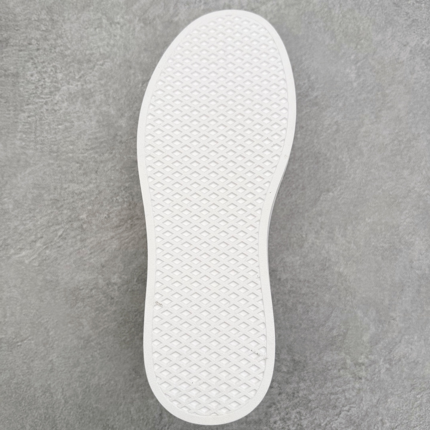 图片[9]-ECCO爱步男士休闲小白鞋 简单耐看清爽版型 百搭休闲板鞋 柔酷7号系列 鞋面采用进口小牛皮+透气头层猪皮内里 时尚个性 出街有型 简约系带设计 可自由调节松紧 鞋底采用高端顶级TPR环保科技材料 磨具贴合鞋底给你不一样的缓力性能 舒适 增强运动性 高端大气时尚不失稳重 休闲百搭 简约利落 尺码：38 39 40 41 42 43 44（皮鞋码）-选品中心