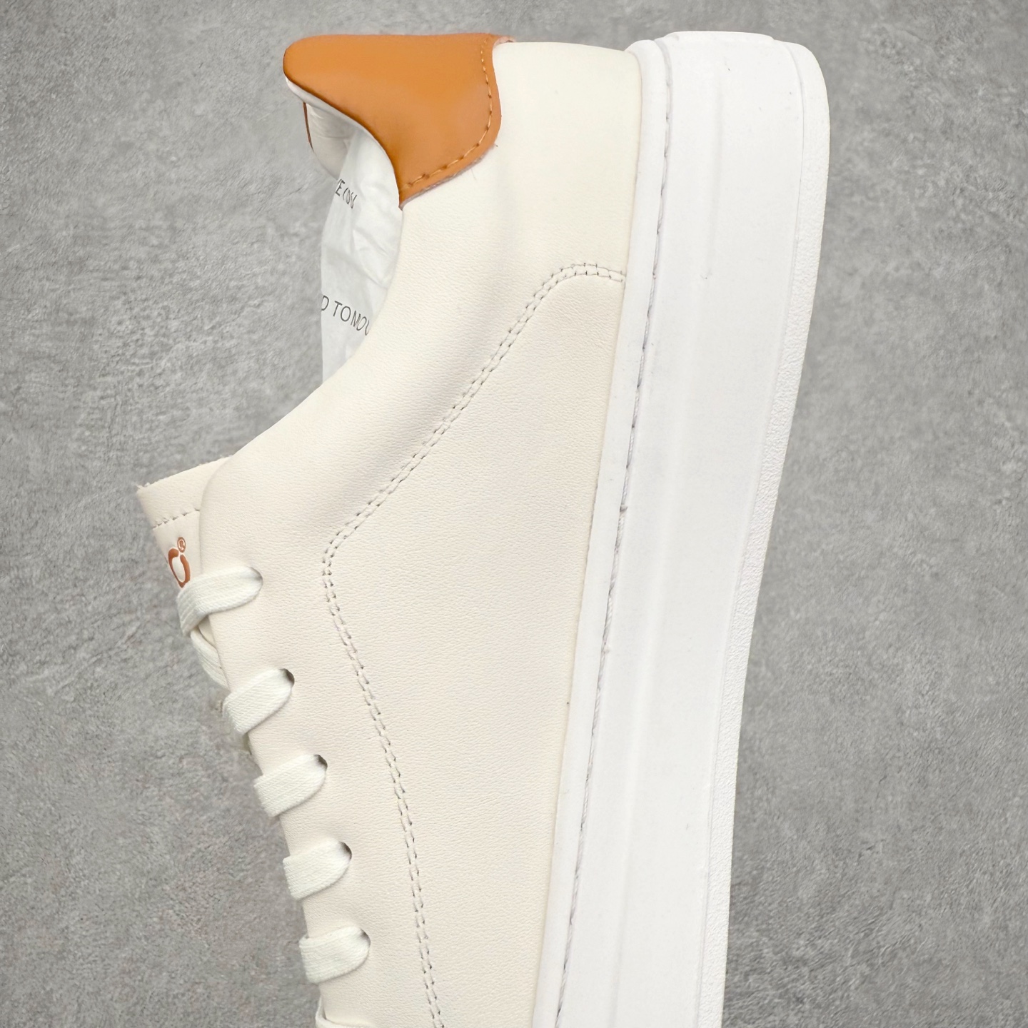 图片[7]-ECCO爱步男士休闲小白鞋 简单耐看清爽版型 百搭休闲板鞋 柔酷7号系列 鞋面采用进口小牛皮+透气头层猪皮内里 时尚个性 出街有型 简约系带设计 可自由调节松紧 鞋底采用高端顶级TPR环保科技材料 磨具贴合鞋底给你不一样的缓力性能 舒适 增强运动性 高端大气时尚不失稳重 休闲百搭 简约利落 尺码：38 39 40 41 42 43 44（皮鞋码）-选品中心