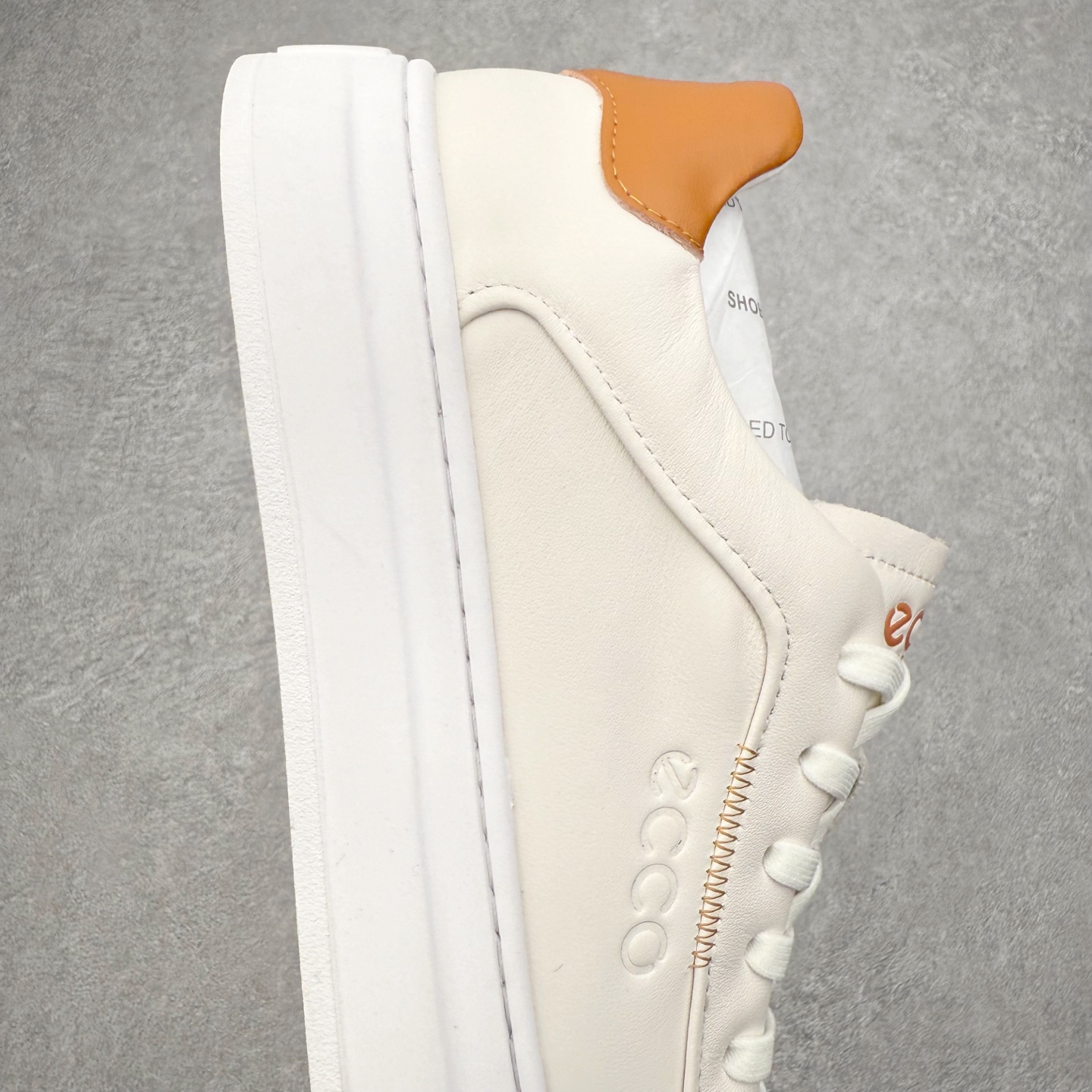 图片[6]-ECCO爱步男士休闲小白鞋 简单耐看清爽版型 百搭休闲板鞋 柔酷7号系列 鞋面采用进口小牛皮+透气头层猪皮内里 时尚个性 出街有型 简约系带设计 可自由调节松紧 鞋底采用高端顶级TPR环保科技材料 磨具贴合鞋底给你不一样的缓力性能 舒适 增强运动性 高端大气时尚不失稳重 休闲百搭 简约利落 尺码：38 39 40 41 42 43 44（皮鞋码）-选品中心