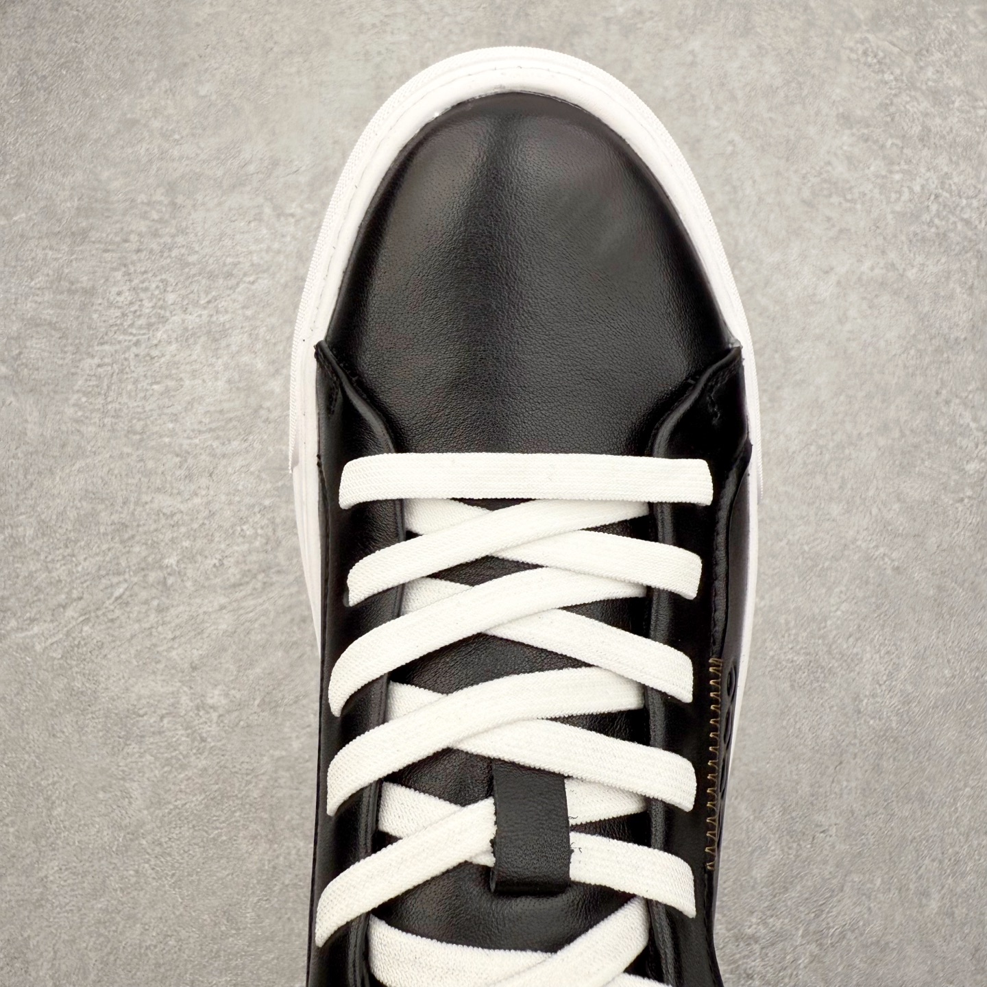 图片[4]-ECCO爱步男士休闲小白鞋 简单耐看清爽版型 百搭休闲板鞋 柔酷7号系列 鞋面采用进口小牛皮+透气头层猪皮内里 时尚个性 出街有型 简约系带设计 可自由调节松紧 鞋底采用高端顶级TPR环保科技材料 磨具贴合鞋底给你不一样的缓力性能 舒适 增强运动性 高端大气时尚不失稳重 休闲百搭 简约利落 尺码：38 39 40 41 42 43 44（皮鞋码）-选品中心