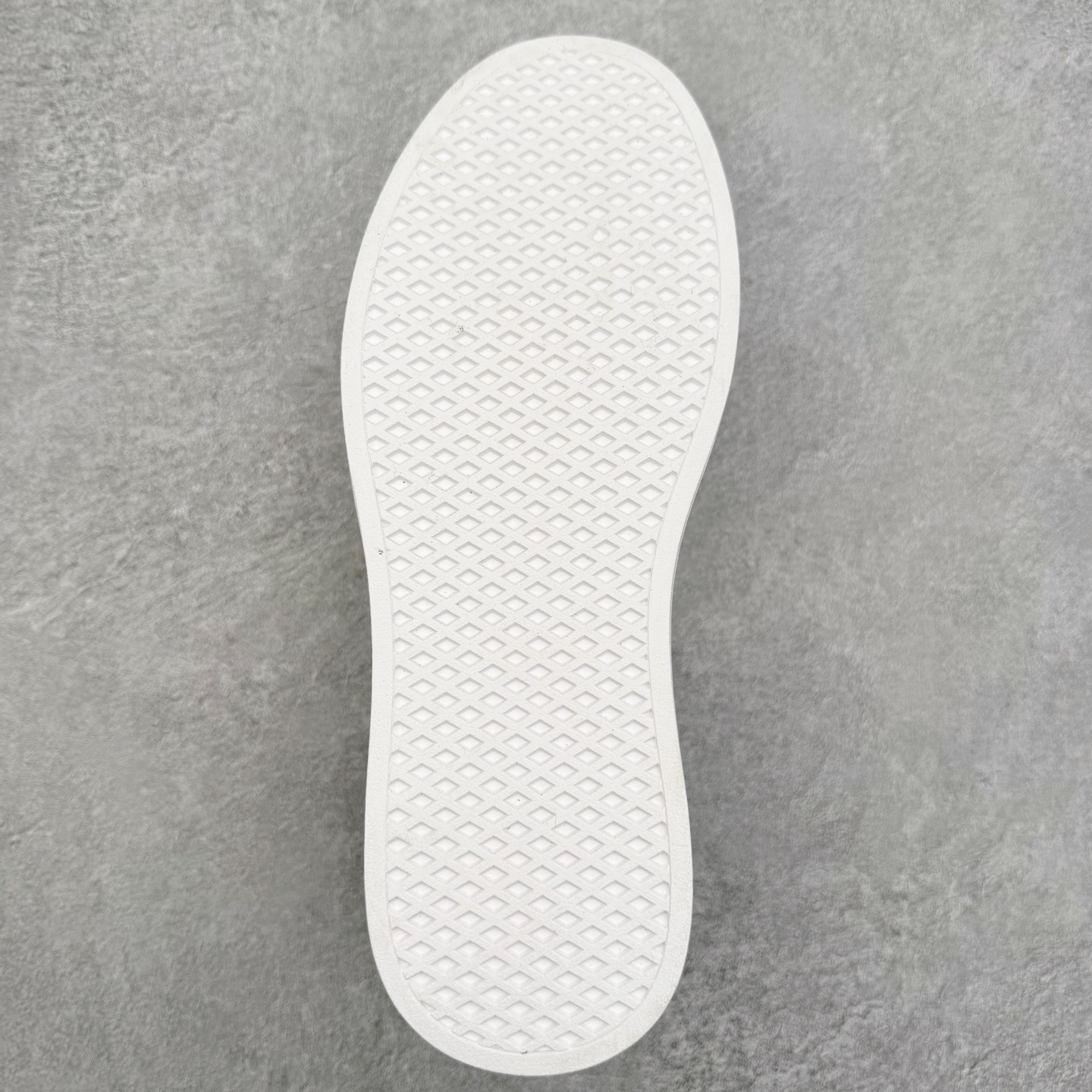 图片[9]-ECCO爱步男士休闲小白鞋 简单耐看清爽版型 百搭休闲板鞋 柔酷7号系列 鞋面采用进口小牛皮+透气头层猪皮内里 时尚个性 出街有型 简约系带设计 可自由调节松紧 鞋底采用高端顶级TPR环保科技材料 磨具贴合鞋底给你不一样的缓力性能 舒适 增强运动性 高端大气时尚不失稳重 休闲百搭 简约利落 尺码：38 39 40 41 42 43 44（皮鞋码）-选品中心