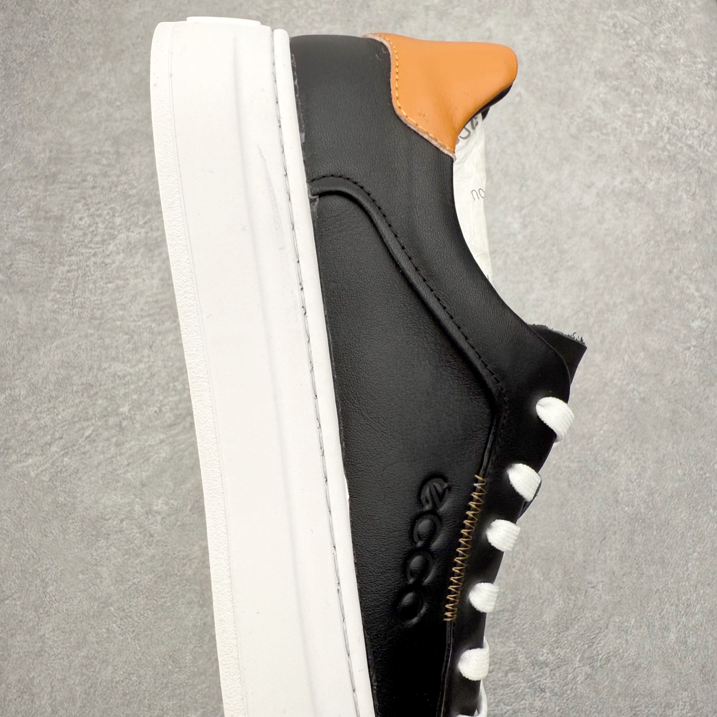 图片[6]-ECCO爱步男士休闲小白鞋 简单耐看清爽版型 百搭休闲板鞋 柔酷7号系列 鞋面采用进口小牛皮+透气头层猪皮内里 时尚个性 出街有型 简约系带设计 可自由调节松紧 鞋底采用高端顶级TPR环保科技材料 磨具贴合鞋底给你不一样的缓力性能 舒适 增强运动性 高端大气时尚不失稳重 休闲百搭 简约利落 尺码：38 39 40 41 42 43 44（皮鞋码）-选品中心