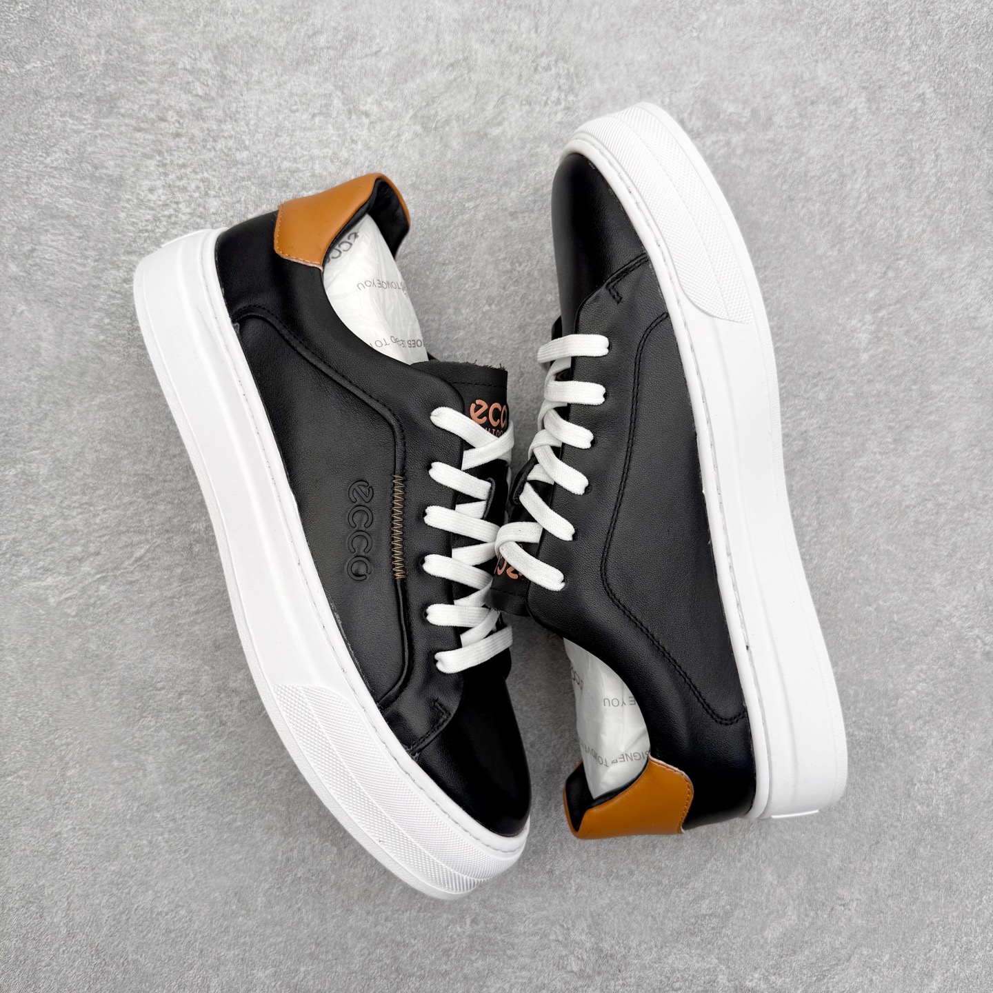 图片[3]-ECCO爱步男士休闲小白鞋 简单耐看清爽版型 百搭休闲板鞋 柔酷7号系列 鞋面采用进口小牛皮+透气头层猪皮内里 时尚个性 出街有型 简约系带设计 可自由调节松紧 鞋底采用高端顶级TPR环保科技材料 磨具贴合鞋底给你不一样的缓力性能 舒适 增强运动性 高端大气时尚不失稳重 休闲百搭 简约利落 尺码：38 39 40 41 42 43 44（皮鞋码）-选品中心