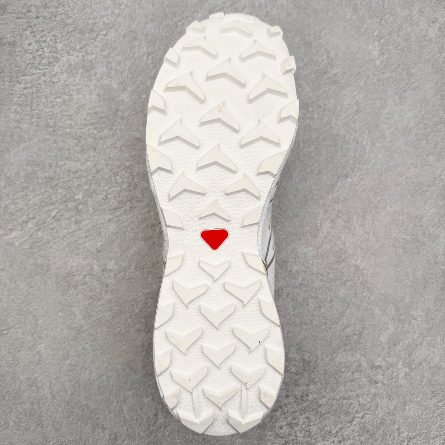 图片[9]-SALOMON 萨洛蒙 Speedcross 3 舒适轻盈减震包裹性支撑耐磨轻便低帮生活休闲鞋 男女同款 SALOMON诞生于1947年的法国阿尔卑斯山区，全球知名的户外运动品牌。一直致力于推动滑雪、越野跑等山地运动的发展及产品的进步。其产品设计致力于追求创新和发掘产品的性能极限，帮助喜欢自由的人在山地间不断挑战自我。实拍调校N版已经零色差零失真 百分百还原实物色彩所见即所得 不存在货不对板色差等低级问题 选购参考实物拍摄 不混卖不参货 只用心做好货严格选品 承诺混一赔十 尺码：36 36.5 37.5 38 38.5 39 40 40.5 41 42 42.5 43 44 44.5 45-选品中心