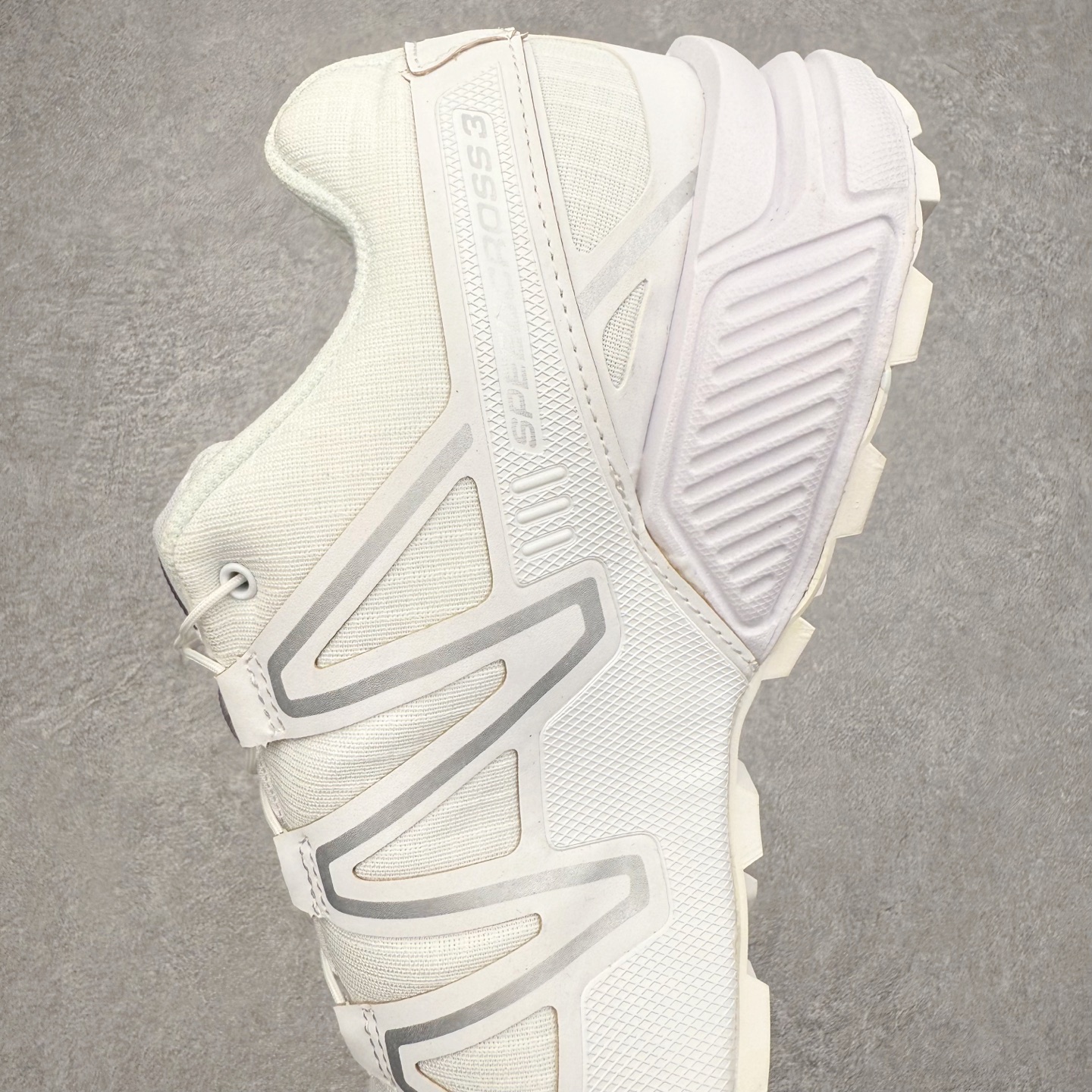 图片[7]-SALOMON 萨洛蒙 Speedcross 3 舒适轻盈减震包裹性支撑耐磨轻便低帮生活休闲鞋 男女同款 SALOMON诞生于1947年的法国阿尔卑斯山区，全球知名的户外运动品牌。一直致力于推动滑雪、越野跑等山地运动的发展及产品的进步。其产品设计致力于追求创新和发掘产品的性能极限，帮助喜欢自由的人在山地间不断挑战自我。实拍调校N版已经零色差零失真 百分百还原实物色彩所见即所得 不存在货不对板色差等低级问题 选购参考实物拍摄 不混卖不参货 只用心做好货严格选品 承诺混一赔十 尺码：36 36.5 37.5 38 38.5 39 40 40.5 41 42 42.5 43 44 44.5 45-选品中心