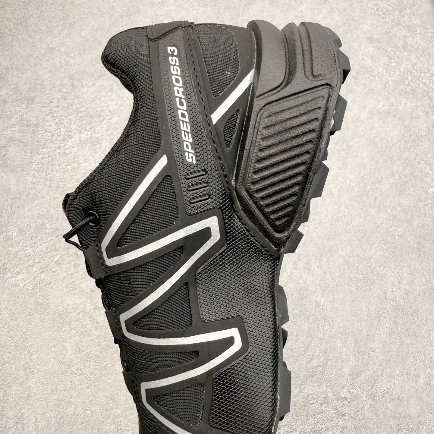 图片[7]-SALOMON 萨洛蒙 Speedcross 3 舒适轻盈减震包裹性支撑耐磨轻便低帮生活休闲鞋 男女同款 SALOMON诞生于1947年的法国阿尔卑斯山区，全球知名的户外运动品牌。一直致力于推动滑雪、越野跑等山地运动的发展及产品的进步。其产品设计致力于追求创新和发掘产品的性能极限，帮助喜欢自由的人在山地间不断挑战自我。实拍调校N版已经零色差零失真 百分百还原实物色彩所见即所得 不存在货不对板色差等低级问题 选购参考实物拍摄 不混卖不参货 只用心做好货严格选品 承诺混一赔十 尺码：36 36.5 37.5 38 38.5 39 40 40.5 41 42 42.5 43 44 44.5 45-选品中心