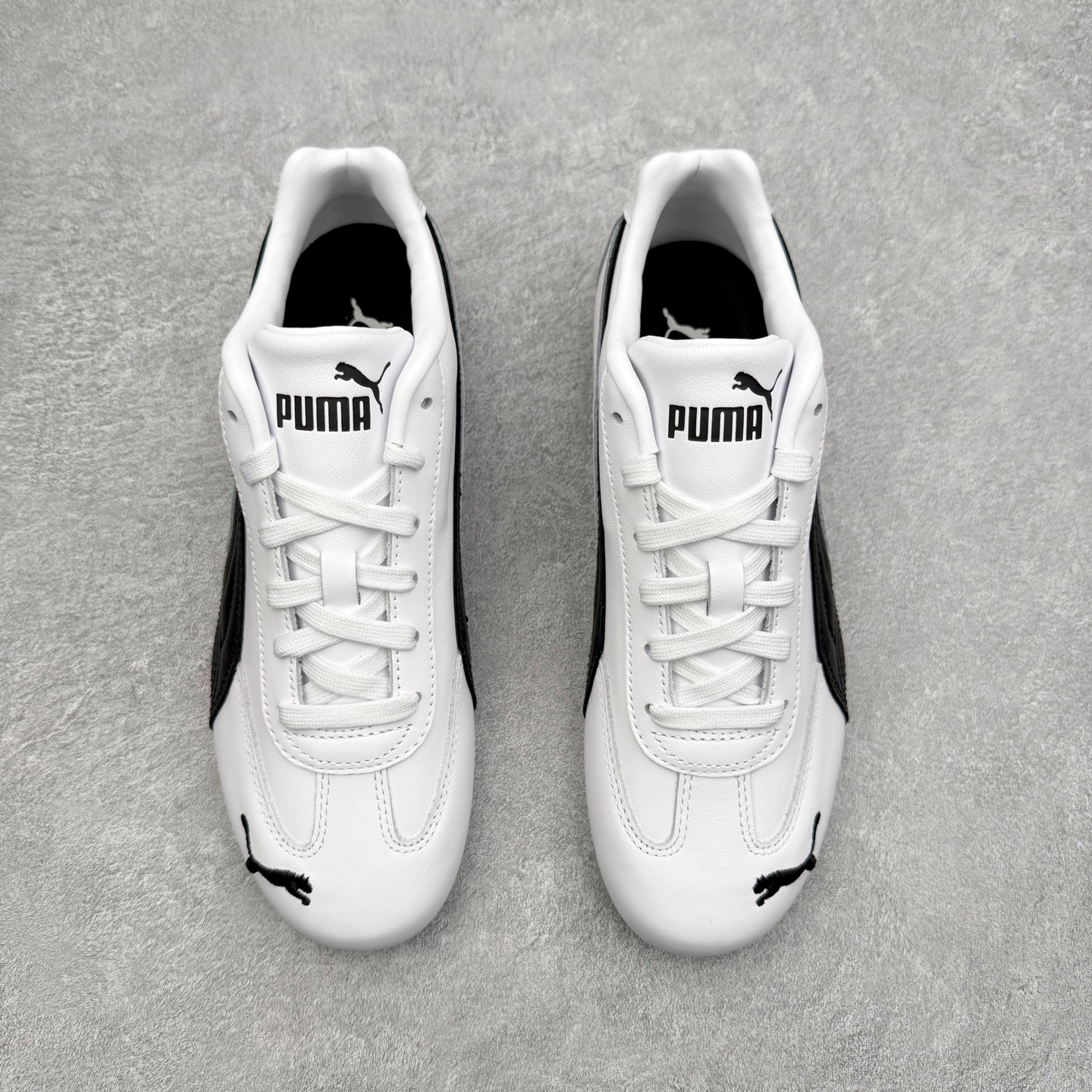 图片[2]-PUMA Speedca OG 彪马极速赛车系列低帮德训风拼接复古百搭休闲运动赛车鞋 鞋款从80、90年代赛车手所穿的防火赛车鞋为原型，鞋身线条模仿了赛车的流线廓形，体现了空气动力学原理的结构。简约流畅的外观，恰好又和贯穿其中的Formstrip Logo融合恰到好处，视觉上细节丰富且协调。本次Speedcat OG鞋款归来，最大看点自然式保留了窄版鞋型以及薄底构造。这两年各品牌鞋底越做越厚，Speedcat反其道而行之，上脚几乎无鞋底的效果带来耳目一新的视觉体验。鞋面依旧是以质感细腻的麂皮材质打造，并且大面积近乎全包裹的使用，复古味道也愈发浓烈。配色上更是将最原始的黑色和红色带回，向F1赛车队的标志性队服致敬。相信让各位一眼种草的更多是出挑的大红色，上脚即可瞬间点亮整体造型，在以球鞋为核心的OOTD中脱颖而出。而另一款黑色则是低调的万金油，彰显新潮个性的同时又不喧宾夺主，也是热爱简约系穿搭朋友的首选。 尺码：35.5 36 37 37.5 38 38.5 39 40 40.5 41 42 42.5 43 44 44.5 45-选品中心