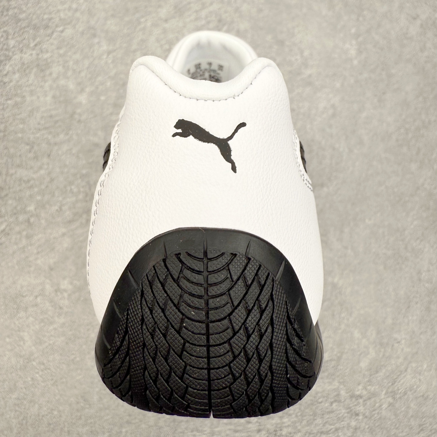 图片[8]-PUMA Speedca OG 彪马极速赛车系列低帮德训风拼接复古百搭休闲运动赛车鞋 鞋款从80、90年代赛车手所穿的防火赛车鞋为原型，鞋身线条模仿了赛车的流线廓形，体现了空气动力学原理的结构。简约流畅的外观，恰好又和贯穿其中的Formstrip Logo融合恰到好处，视觉上细节丰富且协调。本次Speedcat OG鞋款归来，最大看点自然式保留了窄版鞋型以及薄底构造。这两年各品牌鞋底越做越厚，Speedcat反其道而行之，上脚几乎无鞋底的效果带来耳目一新的视觉体验。鞋面依旧是以质感细腻的麂皮材质打造，并且大面积近乎全包裹的使用，复古味道也愈发浓烈。配色上更是将最原始的黑色和红色带回，向F1赛车队的标志性队服致敬。相信让各位一眼种草的更多是出挑的大红色，上脚即可瞬间点亮整体造型，在以球鞋为核心的OOTD中脱颖而出。而另一款黑色则是低调的万金油，彰显新潮个性的同时又不喧宾夺主，也是热爱简约系穿搭朋友的首选。 尺码：35.5 36 37 37.5 38 38.5 39 40 40.5 41 42 42.5 43 44 44.5 45-选品中心