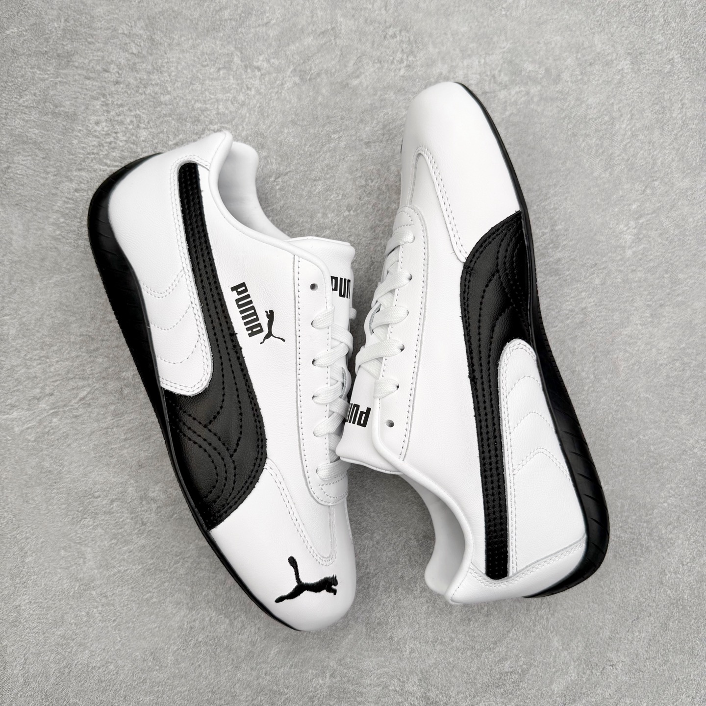 图片[3]-PUMA Speedca OG 彪马极速赛车系列低帮德训风拼接复古百搭休闲运动赛车鞋 鞋款从80、90年代赛车手所穿的防火赛车鞋为原型，鞋身线条模仿了赛车的流线廓形，体现了空气动力学原理的结构。简约流畅的外观，恰好又和贯穿其中的Formstrip Logo融合恰到好处，视觉上细节丰富且协调。本次Speedcat OG鞋款归来，最大看点自然式保留了窄版鞋型以及薄底构造。这两年各品牌鞋底越做越厚，Speedcat反其道而行之，上脚几乎无鞋底的效果带来耳目一新的视觉体验。鞋面依旧是以质感细腻的麂皮材质打造，并且大面积近乎全包裹的使用，复古味道也愈发浓烈。配色上更是将最原始的黑色和红色带回，向F1赛车队的标志性队服致敬。相信让各位一眼种草的更多是出挑的大红色，上脚即可瞬间点亮整体造型，在以球鞋为核心的OOTD中脱颖而出。而另一款黑色则是低调的万金油，彰显新潮个性的同时又不喧宾夺主，也是热爱简约系穿搭朋友的首选。 尺码：35.5 36 37 37.5 38 38.5 39 40 40.5 41 42 42.5 43 44 44.5 45-选品中心