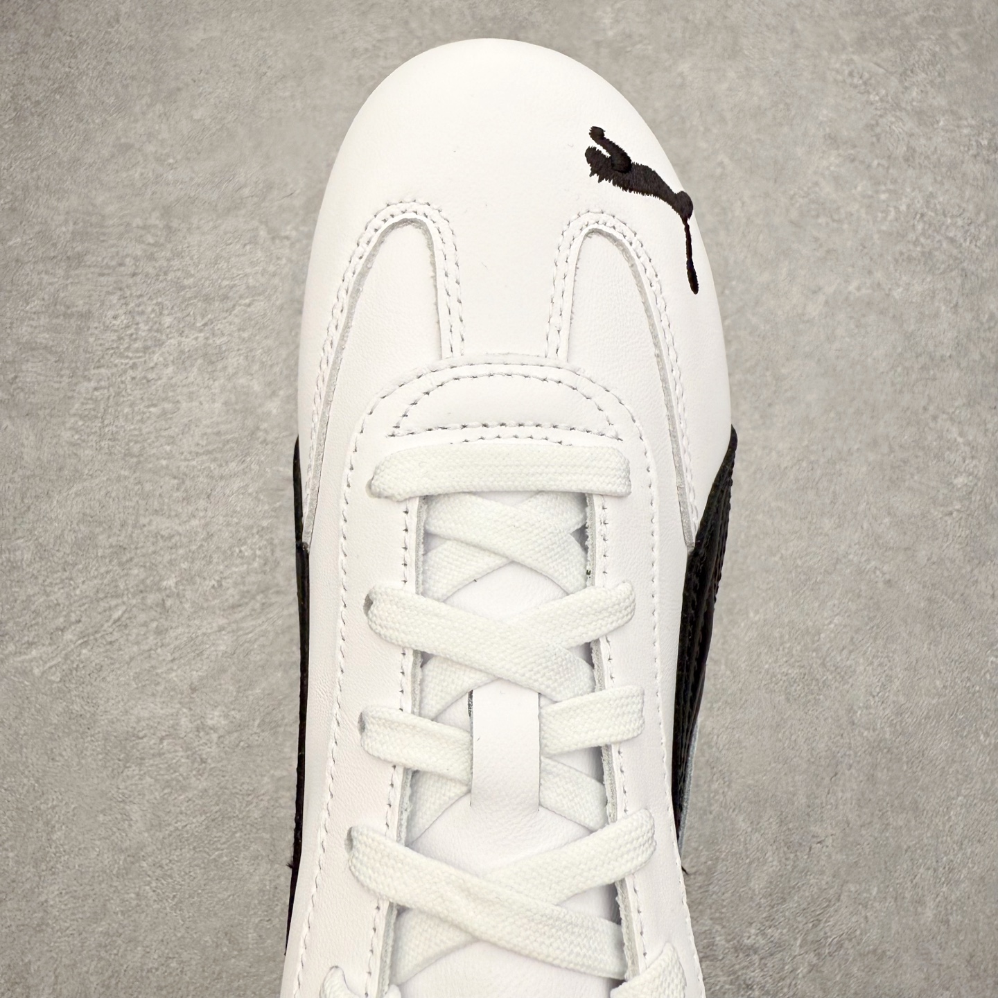 图片[4]-PUMA Speedca OG 彪马极速赛车系列低帮德训风拼接复古百搭休闲运动赛车鞋 鞋款从80、90年代赛车手所穿的防火赛车鞋为原型，鞋身线条模仿了赛车的流线廓形，体现了空气动力学原理的结构。简约流畅的外观，恰好又和贯穿其中的Formstrip Logo融合恰到好处，视觉上细节丰富且协调。本次Speedcat OG鞋款归来，最大看点自然式保留了窄版鞋型以及薄底构造。这两年各品牌鞋底越做越厚，Speedcat反其道而行之，上脚几乎无鞋底的效果带来耳目一新的视觉体验。鞋面依旧是以质感细腻的麂皮材质打造，并且大面积近乎全包裹的使用，复古味道也愈发浓烈。配色上更是将最原始的黑色和红色带回，向F1赛车队的标志性队服致敬。相信让各位一眼种草的更多是出挑的大红色，上脚即可瞬间点亮整体造型，在以球鞋为核心的OOTD中脱颖而出。而另一款黑色则是低调的万金油，彰显新潮个性的同时又不喧宾夺主，也是热爱简约系穿搭朋友的首选。 尺码：35.5 36 37 37.5 38 38.5 39 40 40.5 41 42 42.5 43 44 44.5 45-选品中心