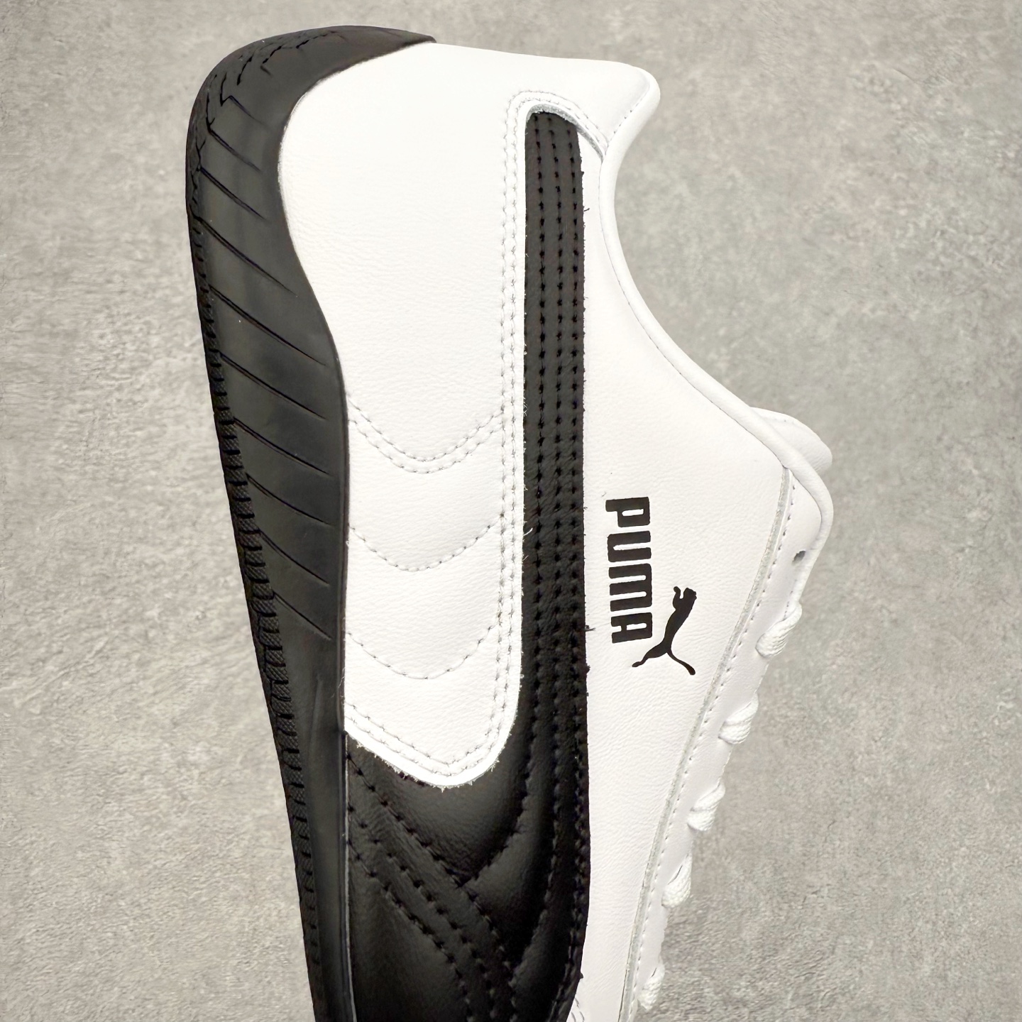 图片[6]-PUMA Speedca OG 彪马极速赛车系列低帮德训风拼接复古百搭休闲运动赛车鞋 鞋款从80、90年代赛车手所穿的防火赛车鞋为原型，鞋身线条模仿了赛车的流线廓形，体现了空气动力学原理的结构。简约流畅的外观，恰好又和贯穿其中的Formstrip Logo融合恰到好处，视觉上细节丰富且协调。本次Speedcat OG鞋款归来，最大看点自然式保留了窄版鞋型以及薄底构造。这两年各品牌鞋底越做越厚，Speedcat反其道而行之，上脚几乎无鞋底的效果带来耳目一新的视觉体验。鞋面依旧是以质感细腻的麂皮材质打造，并且大面积近乎全包裹的使用，复古味道也愈发浓烈。配色上更是将最原始的黑色和红色带回，向F1赛车队的标志性队服致敬。相信让各位一眼种草的更多是出挑的大红色，上脚即可瞬间点亮整体造型，在以球鞋为核心的OOTD中脱颖而出。而另一款黑色则是低调的万金油，彰显新潮个性的同时又不喧宾夺主，也是热爱简约系穿搭朋友的首选。 尺码：35.5 36 37 37.5 38 38.5 39 40 40.5 41 42 42.5 43 44 44.5 45-选品中心