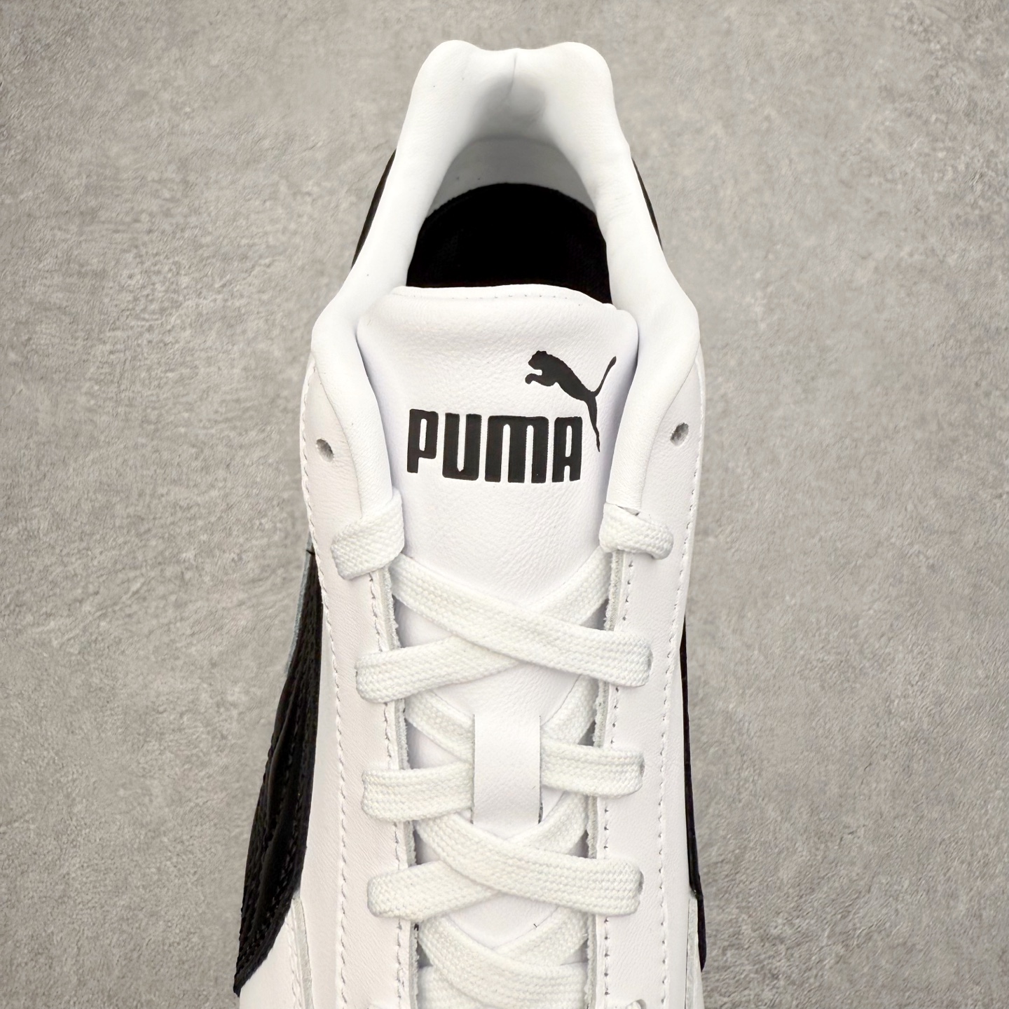 图片[5]-PUMA Speedca OG 彪马极速赛车系列低帮德训风拼接复古百搭休闲运动赛车鞋 鞋款从80、90年代赛车手所穿的防火赛车鞋为原型，鞋身线条模仿了赛车的流线廓形，体现了空气动力学原理的结构。简约流畅的外观，恰好又和贯穿其中的Formstrip Logo融合恰到好处，视觉上细节丰富且协调。本次Speedcat OG鞋款归来，最大看点自然式保留了窄版鞋型以及薄底构造。这两年各品牌鞋底越做越厚，Speedcat反其道而行之，上脚几乎无鞋底的效果带来耳目一新的视觉体验。鞋面依旧是以质感细腻的麂皮材质打造，并且大面积近乎全包裹的使用，复古味道也愈发浓烈。配色上更是将最原始的黑色和红色带回，向F1赛车队的标志性队服致敬。相信让各位一眼种草的更多是出挑的大红色，上脚即可瞬间点亮整体造型，在以球鞋为核心的OOTD中脱颖而出。而另一款黑色则是低调的万金油，彰显新潮个性的同时又不喧宾夺主，也是热爱简约系穿搭朋友的首选。 尺码：35.5 36 37 37.5 38 38.5 39 40 40.5 41 42 42.5 43 44 44.5 45-选品中心