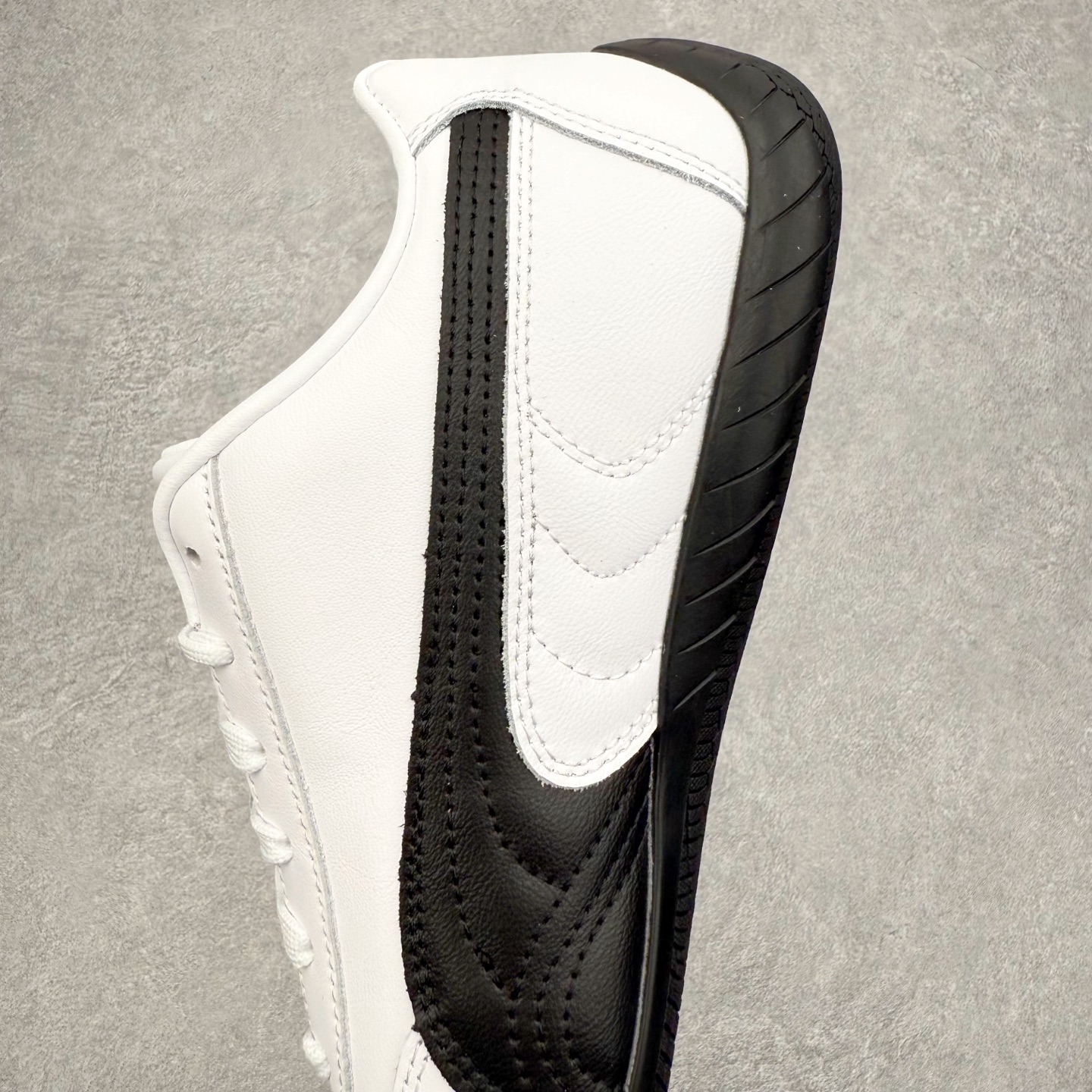 图片[7]-PUMA Speedca OG 彪马极速赛车系列低帮德训风拼接复古百搭休闲运动赛车鞋 鞋款从80、90年代赛车手所穿的防火赛车鞋为原型，鞋身线条模仿了赛车的流线廓形，体现了空气动力学原理的结构。简约流畅的外观，恰好又和贯穿其中的Formstrip Logo融合恰到好处，视觉上细节丰富且协调。本次Speedcat OG鞋款归来，最大看点自然式保留了窄版鞋型以及薄底构造。这两年各品牌鞋底越做越厚，Speedcat反其道而行之，上脚几乎无鞋底的效果带来耳目一新的视觉体验。鞋面依旧是以质感细腻的麂皮材质打造，并且大面积近乎全包裹的使用，复古味道也愈发浓烈。配色上更是将最原始的黑色和红色带回，向F1赛车队的标志性队服致敬。相信让各位一眼种草的更多是出挑的大红色，上脚即可瞬间点亮整体造型，在以球鞋为核心的OOTD中脱颖而出。而另一款黑色则是低调的万金油，彰显新潮个性的同时又不喧宾夺主，也是热爱简约系穿搭朋友的首选。 尺码：35.5 36 37 37.5 38 38.5 39 40 40.5 41 42 42.5 43 44 44.5 45-选品中心