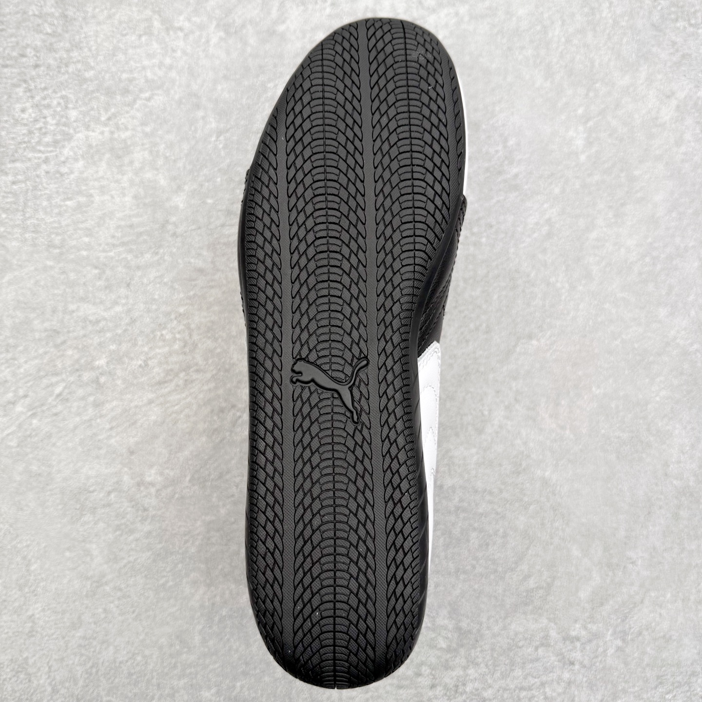 图片[9]-PUMA Speedca OG 彪马极速赛车系列低帮德训风拼接复古百搭休闲运动赛车鞋 鞋款从80、90年代赛车手所穿的防火赛车鞋为原型，鞋身线条模仿了赛车的流线廓形，体现了空气动力学原理的结构。简约流畅的外观，恰好又和贯穿其中的Formstrip Logo融合恰到好处，视觉上细节丰富且协调。本次Speedcat OG鞋款归来，最大看点自然式保留了窄版鞋型以及薄底构造。这两年各品牌鞋底越做越厚，Speedcat反其道而行之，上脚几乎无鞋底的效果带来耳目一新的视觉体验。鞋面依旧是以质感细腻的麂皮材质打造，并且大面积近乎全包裹的使用，复古味道也愈发浓烈。配色上更是将最原始的黑色和红色带回，向F1赛车队的标志性队服致敬。相信让各位一眼种草的更多是出挑的大红色，上脚即可瞬间点亮整体造型，在以球鞋为核心的OOTD中脱颖而出。而另一款黑色则是低调的万金油，彰显新潮个性的同时又不喧宾夺主，也是热爱简约系穿搭朋友的首选。 尺码：35.5 36 37 37.5 38 38.5 39 40 40.5 41 42 42.5 43 44 44.5 45-选品中心