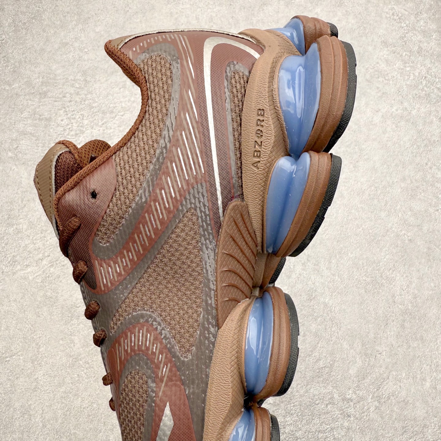 图片[7]-New Balance NB2000 舒适百搭防滑耐磨低帮 休闲跑步鞋 New Balance 在近两年的球鞋市场屡出奇招，在经典鞋型保持进一步增长的同时，推出的每一款新鞋型也都有傲人的战绩。在 327、9060 等鞋型获得成功之后，今天 New Balance 家族又迎来了新鲜血液的注入。这双 New Balance 2000 依然是融合了新旧元素的跑鞋造型，命名为 2000，或许是它的设计理念有着 Y2K 的血统。最大的亮点，在于这双鞋的中底。外侧以五个 ABZORB 单元，带来极具辨识度和冲击力的视觉效果，让这双鞋在外观和脚感方面都颇具吸引力。尺码：36 37 37.5 38 38.5 39 40 40.5 41 42 42.5 43 44 45 46-选品中心