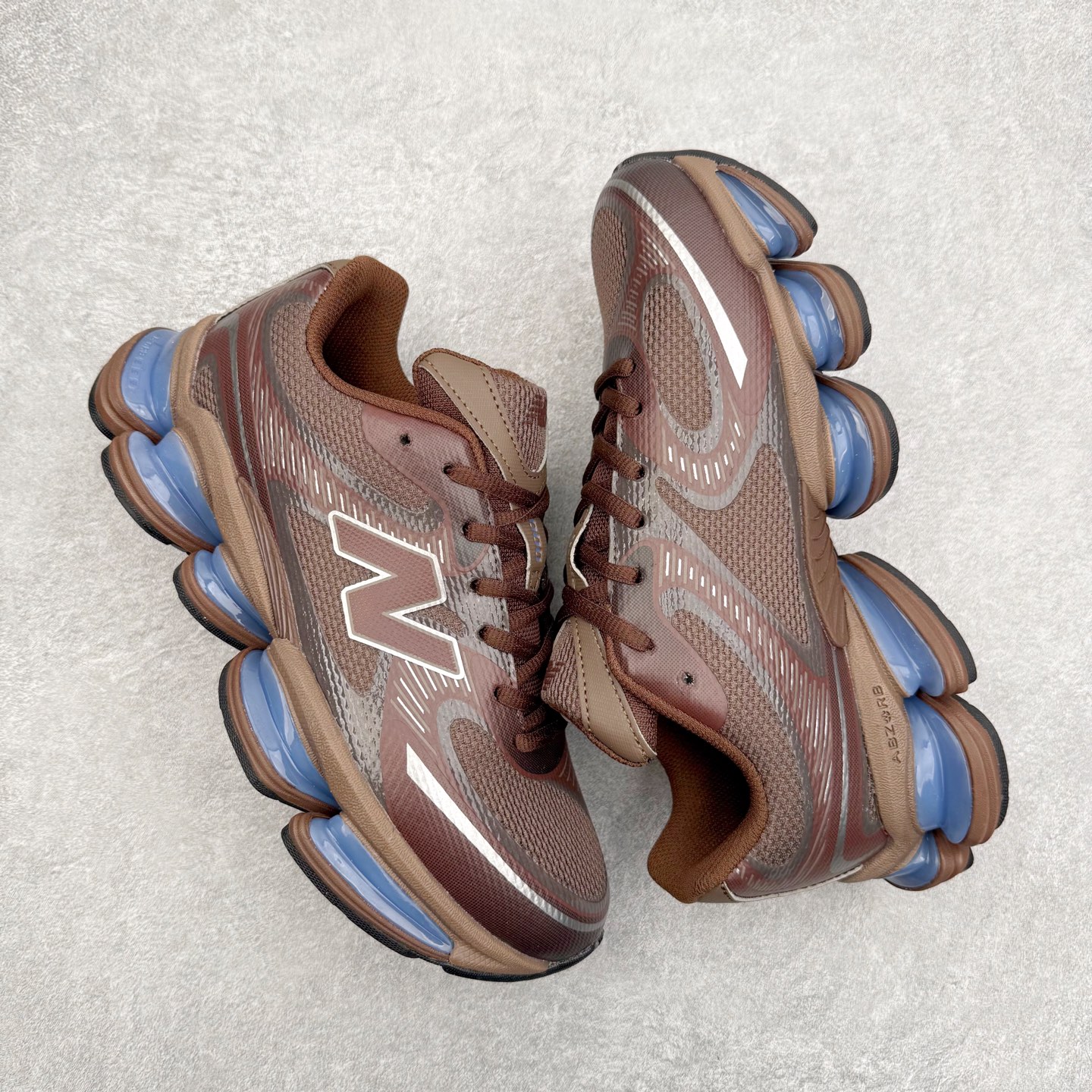 图片[3]-New Balance NB2000 舒适百搭防滑耐磨低帮 休闲跑步鞋 New Balance 在近两年的球鞋市场屡出奇招，在经典鞋型保持进一步增长的同时，推出的每一款新鞋型也都有傲人的战绩。在 327、9060 等鞋型获得成功之后，今天 New Balance 家族又迎来了新鲜血液的注入。这双 New Balance 2000 依然是融合了新旧元素的跑鞋造型，命名为 2000，或许是它的设计理念有着 Y2K 的血统。最大的亮点，在于这双鞋的中底。外侧以五个 ABZORB 单元，带来极具辨识度和冲击力的视觉效果，让这双鞋在外观和脚感方面都颇具吸引力。尺码：36 37 37.5 38 38.5 39 40 40.5 41 42 42.5 43 44 45 46-选品中心
