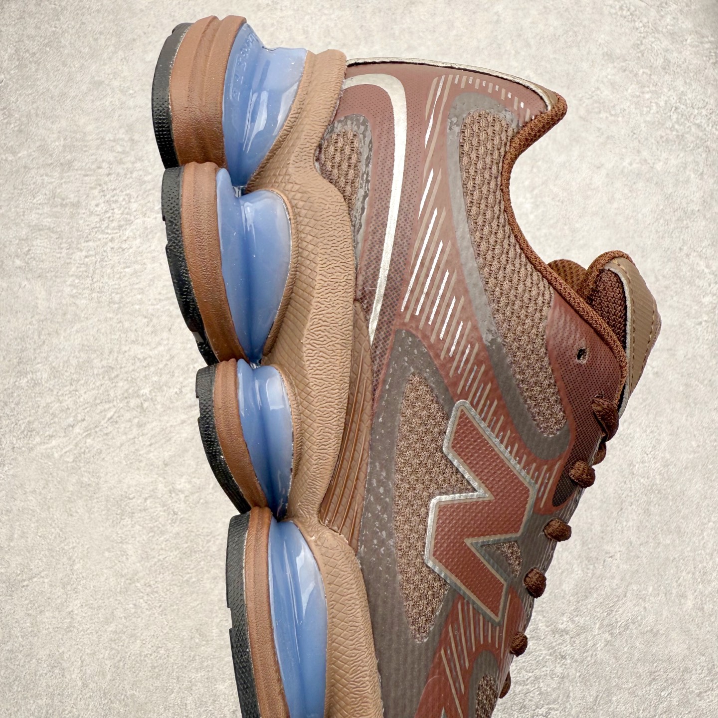 图片[6]-New Balance NB2000 舒适百搭防滑耐磨低帮 休闲跑步鞋 New Balance 在近两年的球鞋市场屡出奇招，在经典鞋型保持进一步增长的同时，推出的每一款新鞋型也都有傲人的战绩。在 327、9060 等鞋型获得成功之后，今天 New Balance 家族又迎来了新鲜血液的注入。这双 New Balance 2000 依然是融合了新旧元素的跑鞋造型，命名为 2000，或许是它的设计理念有着 Y2K 的血统。最大的亮点，在于这双鞋的中底。外侧以五个 ABZORB 单元，带来极具辨识度和冲击力的视觉效果，让这双鞋在外观和脚感方面都颇具吸引力。尺码：36 37 37.5 38 38.5 39 40 40.5 41 42 42.5 43 44 45 46-选品中心