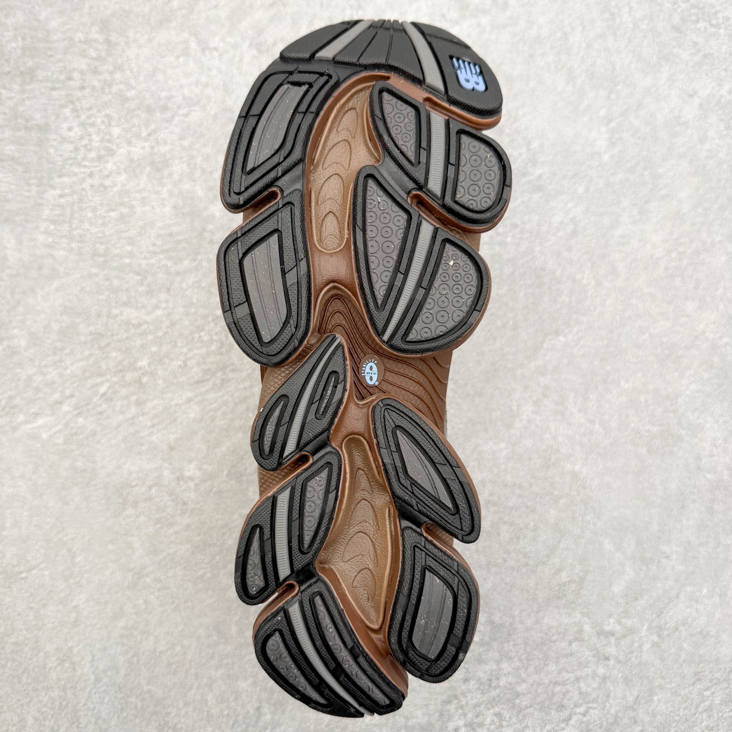 图片[9]-New Balance NB2000 舒适百搭防滑耐磨低帮 休闲跑步鞋 New Balance 在近两年的球鞋市场屡出奇招，在经典鞋型保持进一步增长的同时，推出的每一款新鞋型也都有傲人的战绩。在 327、9060 等鞋型获得成功之后，今天 New Balance 家族又迎来了新鲜血液的注入。这双 New Balance 2000 依然是融合了新旧元素的跑鞋造型，命名为 2000，或许是它的设计理念有着 Y2K 的血统。最大的亮点，在于这双鞋的中底。外侧以五个 ABZORB 单元，带来极具辨识度和冲击力的视觉效果，让这双鞋在外观和脚感方面都颇具吸引力。尺码：36 37 37.5 38 38.5 39 40 40.5 41 42 42.5 43 44 45 46-选品中心