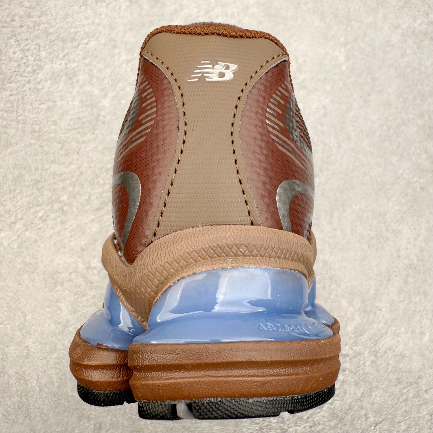 图片[8]-New Balance NB2000 舒适百搭防滑耐磨低帮 休闲跑步鞋 New Balance 在近两年的球鞋市场屡出奇招，在经典鞋型保持进一步增长的同时，推出的每一款新鞋型也都有傲人的战绩。在 327、9060 等鞋型获得成功之后，今天 New Balance 家族又迎来了新鲜血液的注入。这双 New Balance 2000 依然是融合了新旧元素的跑鞋造型，命名为 2000，或许是它的设计理念有着 Y2K 的血统。最大的亮点，在于这双鞋的中底。外侧以五个 ABZORB 单元，带来极具辨识度和冲击力的视觉效果，让这双鞋在外观和脚感方面都颇具吸引力。尺码：36 37 37.5 38 38.5 39 40 40.5 41 42 42.5 43 44 45 46-选品中心