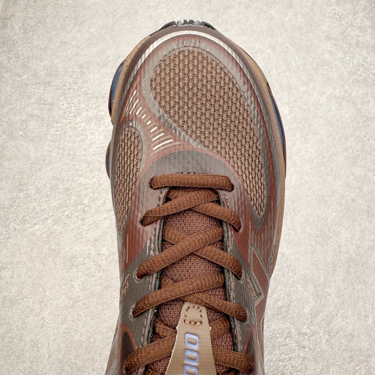 图片[4]-New Balance NB2000 舒适百搭防滑耐磨低帮 休闲跑步鞋 New Balance 在近两年的球鞋市场屡出奇招，在经典鞋型保持进一步增长的同时，推出的每一款新鞋型也都有傲人的战绩。在 327、9060 等鞋型获得成功之后，今天 New Balance 家族又迎来了新鲜血液的注入。这双 New Balance 2000 依然是融合了新旧元素的跑鞋造型，命名为 2000，或许是它的设计理念有着 Y2K 的血统。最大的亮点，在于这双鞋的中底。外侧以五个 ABZORB 单元，带来极具辨识度和冲击力的视觉效果，让这双鞋在外观和脚感方面都颇具吸引力。尺码：36 37 37.5 38 38.5 39 40 40.5 41 42 42.5 43 44 45 46-选品中心