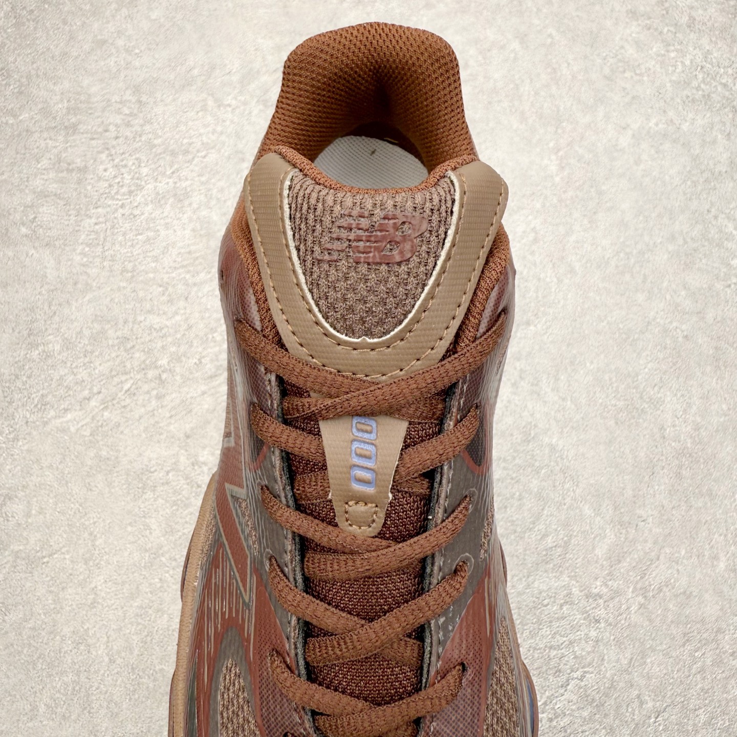 图片[5]-New Balance NB2000 舒适百搭防滑耐磨低帮 休闲跑步鞋 New Balance 在近两年的球鞋市场屡出奇招，在经典鞋型保持进一步增长的同时，推出的每一款新鞋型也都有傲人的战绩。在 327、9060 等鞋型获得成功之后，今天 New Balance 家族又迎来了新鲜血液的注入。这双 New Balance 2000 依然是融合了新旧元素的跑鞋造型，命名为 2000，或许是它的设计理念有着 Y2K 的血统。最大的亮点，在于这双鞋的中底。外侧以五个 ABZORB 单元，带来极具辨识度和冲击力的视觉效果，让这双鞋在外观和脚感方面都颇具吸引力。尺码：36 37 37.5 38 38.5 39 40 40.5 41 42 42.5 43 44 45 46-选品中心