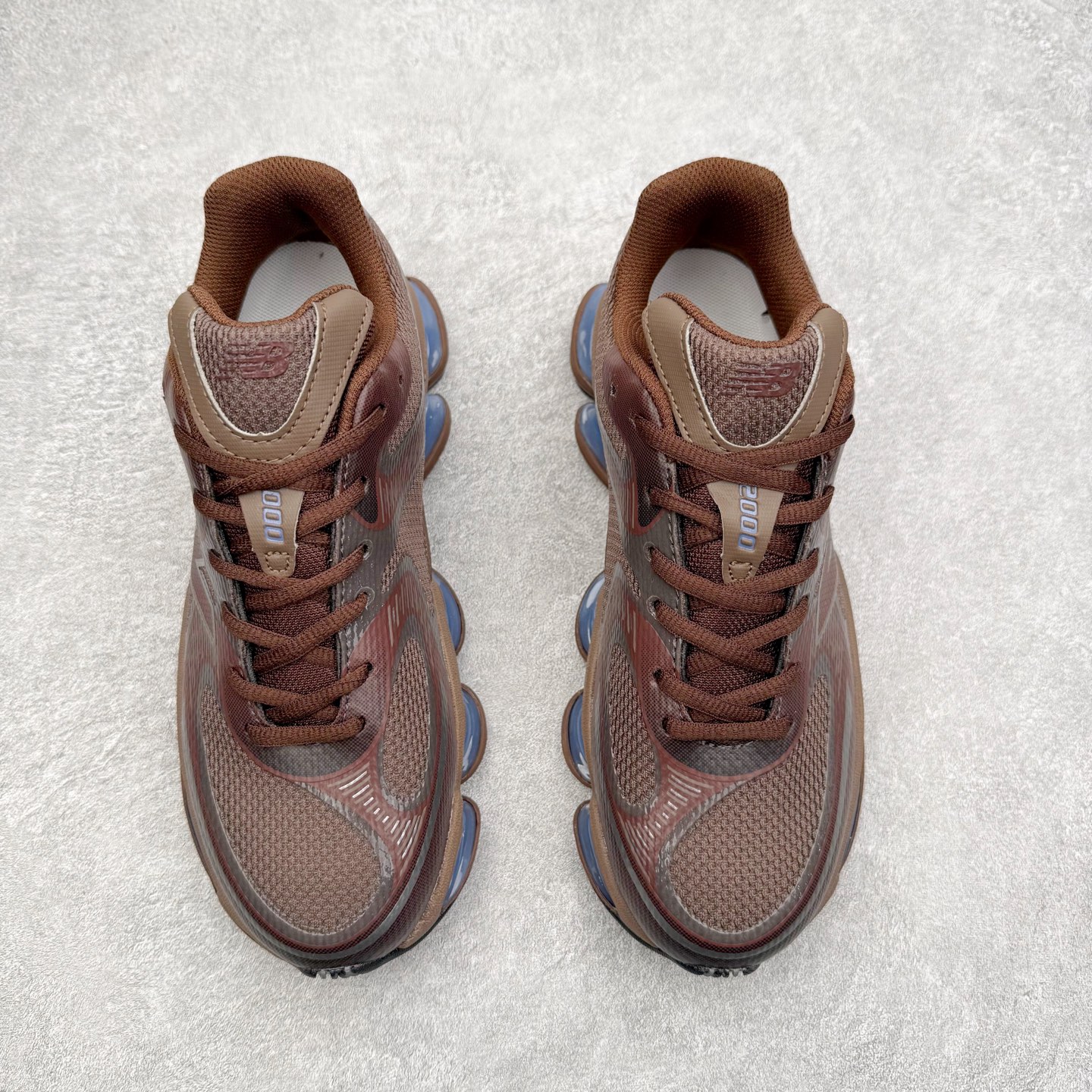 图片[2]-New Balance NB2000 舒适百搭防滑耐磨低帮 休闲跑步鞋 New Balance 在近两年的球鞋市场屡出奇招，在经典鞋型保持进一步增长的同时，推出的每一款新鞋型也都有傲人的战绩。在 327、9060 等鞋型获得成功之后，今天 New Balance 家族又迎来了新鲜血液的注入。这双 New Balance 2000 依然是融合了新旧元素的跑鞋造型，命名为 2000，或许是它的设计理念有着 Y2K 的血统。最大的亮点，在于这双鞋的中底。外侧以五个 ABZORB 单元，带来极具辨识度和冲击力的视觉效果，让这双鞋在外观和脚感方面都颇具吸引力。尺码：36 37 37.5 38 38.5 39 40 40.5 41 42 42.5 43 44 45 46-选品中心