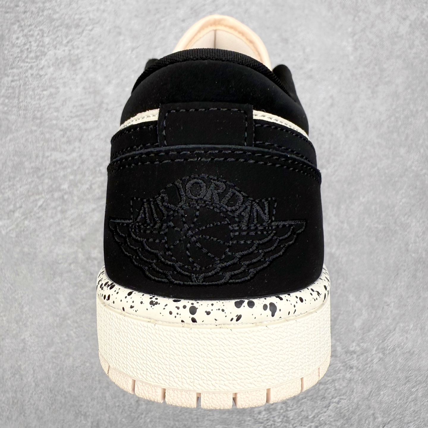图片[8]-＃K版 Air Jordan AJ1 Low 低帮 DC0774-003 全新流水线出品 DT版本唯一平替选择 市场第二梯队最强版 全部原鞋开发 原楦原纸板开发 全鞋电脑针车 原厂内置全掌气垫 原盒内在原标 唯一Zp原版鞋带绑法 免检产品 全新2022版型 全头层皮料 完美零毛边处理 原厂配置全掌气垫 价格定位良心 几十个配色陆续出货 实拍调校N版已经零色差零失真 百分百还原实物色彩所见即所得 不存在货不对板色差等低级问题 选购参考实物拍摄 不混卖不参货 只用心做好货严格选品 承诺混一赔十 尺码：36 36.5 37.5 38 38.5 39 40 40.5 41 42 42.5 43 44 44.5 45-选品中心