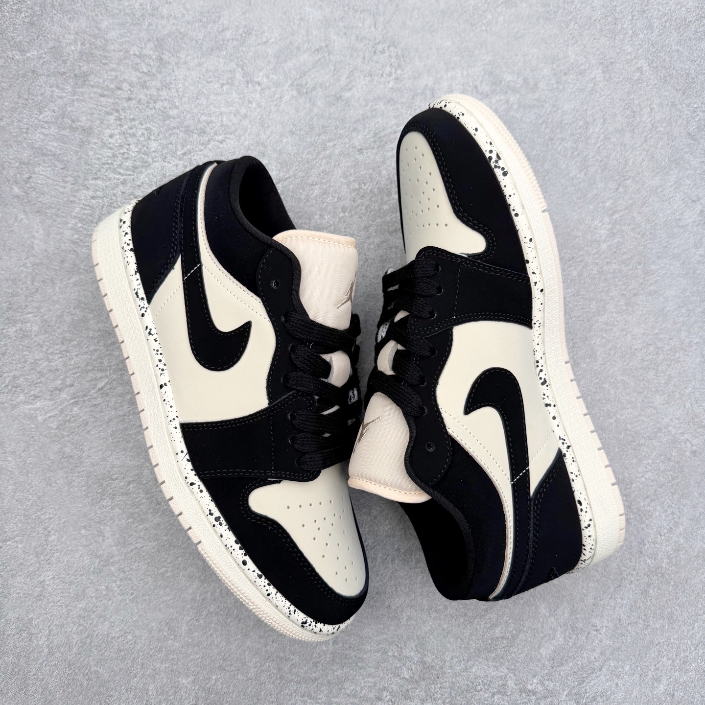 图片[3]-＃K版 Air Jordan AJ1 Low 低帮 DC0774-003 全新流水线出品 DT版本唯一平替选择 市场第二梯队最强版 全部原鞋开发 原楦原纸板开发 全鞋电脑针车 原厂内置全掌气垫 原盒内在原标 唯一Zp原版鞋带绑法 免检产品 全新2022版型 全头层皮料 完美零毛边处理 原厂配置全掌气垫 价格定位良心 几十个配色陆续出货 实拍调校N版已经零色差零失真 百分百还原实物色彩所见即所得 不存在货不对板色差等低级问题 选购参考实物拍摄 不混卖不参货 只用心做好货严格选品 承诺混一赔十 尺码：36 36.5 37.5 38 38.5 39 40 40.5 41 42 42.5 43 44 44.5 45-选品中心