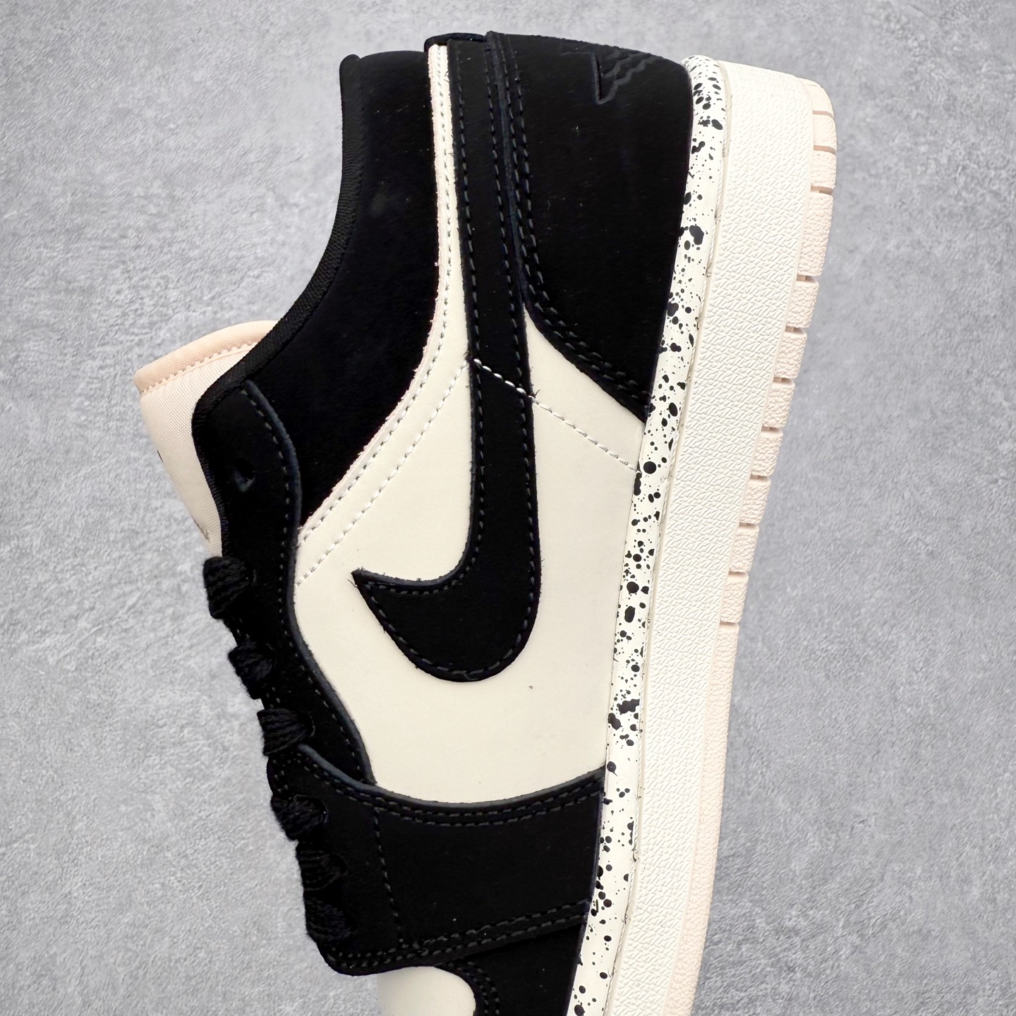 图片[7]-＃K版 Air Jordan AJ1 Low 低帮 DC0774-003 全新流水线出品 DT版本唯一平替选择 市场第二梯队最强版 全部原鞋开发 原楦原纸板开发 全鞋电脑针车 原厂内置全掌气垫 原盒内在原标 唯一Zp原版鞋带绑法 免检产品 全新2022版型 全头层皮料 完美零毛边处理 原厂配置全掌气垫 价格定位良心 几十个配色陆续出货 实拍调校N版已经零色差零失真 百分百还原实物色彩所见即所得 不存在货不对板色差等低级问题 选购参考实物拍摄 不混卖不参货 只用心做好货严格选品 承诺混一赔十 尺码：36 36.5 37.5 38 38.5 39 40 40.5 41 42 42.5 43 44 44.5 45-选品中心