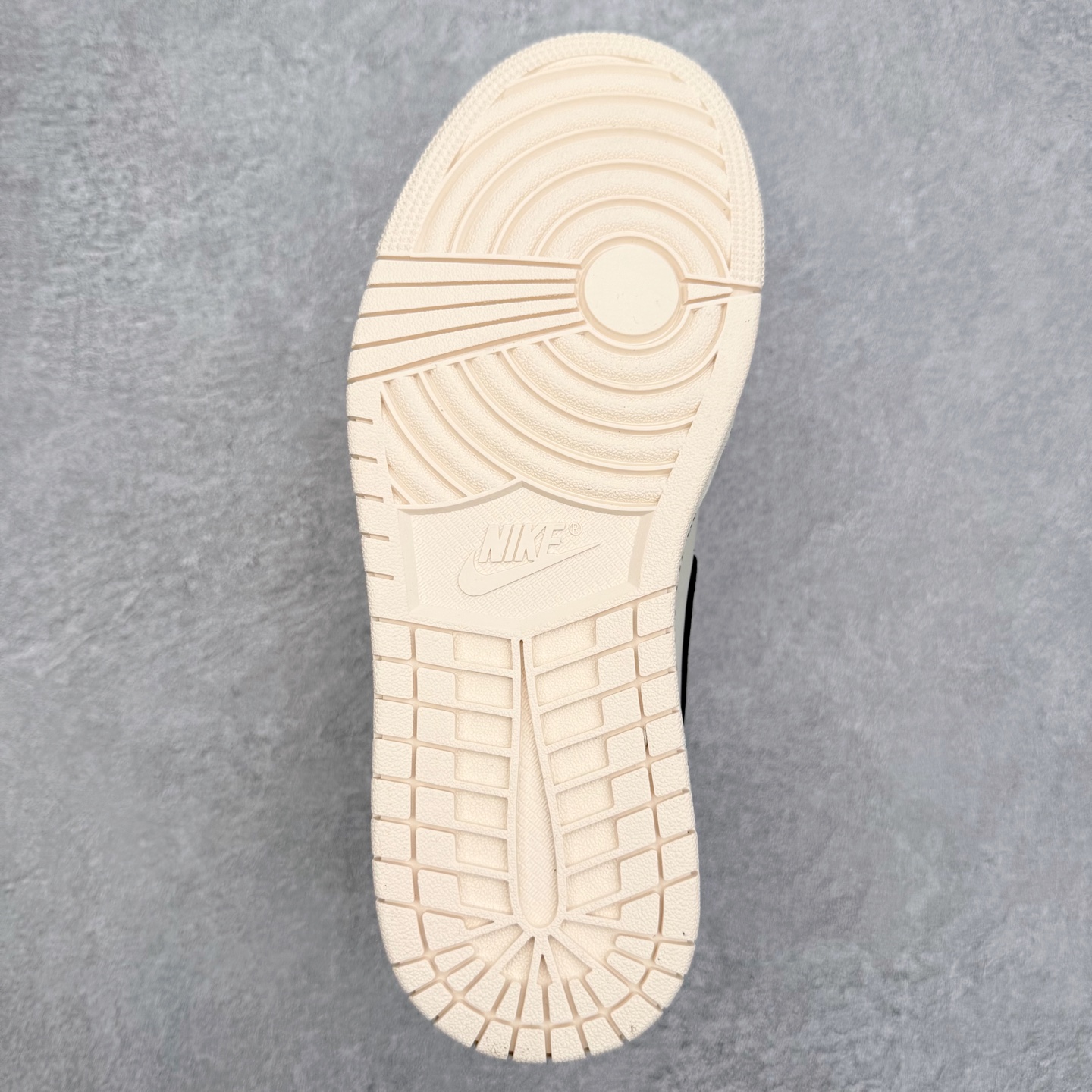 图片[9]-＃K版 Air Jordan AJ1 Low 低帮 DC0774-003 全新流水线出品 DT版本唯一平替选择 市场第二梯队最强版 全部原鞋开发 原楦原纸板开发 全鞋电脑针车 原厂内置全掌气垫 原盒内在原标 唯一Zp原版鞋带绑法 免检产品 全新2022版型 全头层皮料 完美零毛边处理 原厂配置全掌气垫 价格定位良心 几十个配色陆续出货 实拍调校N版已经零色差零失真 百分百还原实物色彩所见即所得 不存在货不对板色差等低级问题 选购参考实物拍摄 不混卖不参货 只用心做好货严格选品 承诺混一赔十 尺码：36 36.5 37.5 38 38.5 39 40 40.5 41 42 42.5 43 44 44.5 45-选品中心