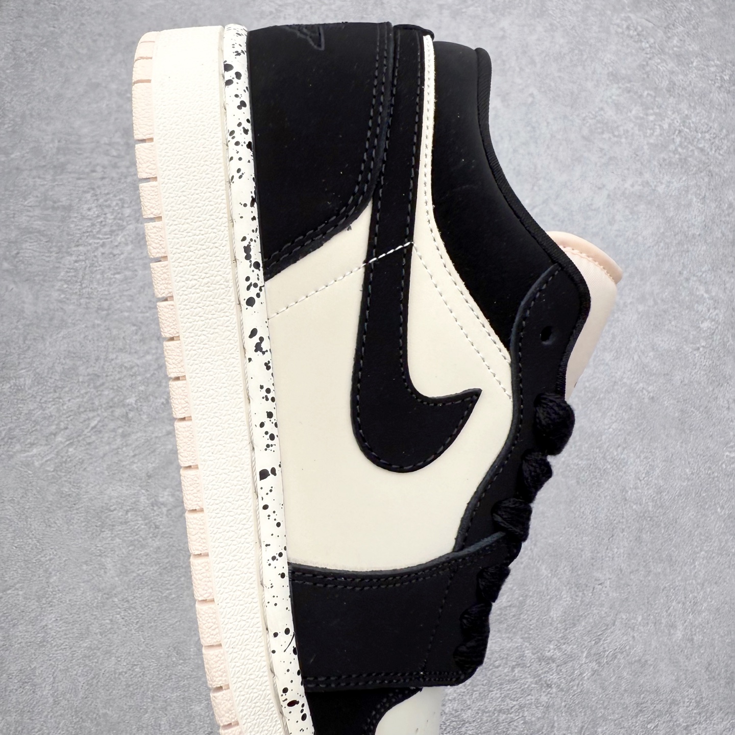 图片[6]-＃K版 Air Jordan AJ1 Low 低帮 DC0774-003 全新流水线出品 DT版本唯一平替选择 市场第二梯队最强版 全部原鞋开发 原楦原纸板开发 全鞋电脑针车 原厂内置全掌气垫 原盒内在原标 唯一Zp原版鞋带绑法 免检产品 全新2022版型 全头层皮料 完美零毛边处理 原厂配置全掌气垫 价格定位良心 几十个配色陆续出货 实拍调校N版已经零色差零失真 百分百还原实物色彩所见即所得 不存在货不对板色差等低级问题 选购参考实物拍摄 不混卖不参货 只用心做好货严格选品 承诺混一赔十 尺码：36 36.5 37.5 38 38.5 39 40 40.5 41 42 42.5 43 44 44.5 45-选品中心