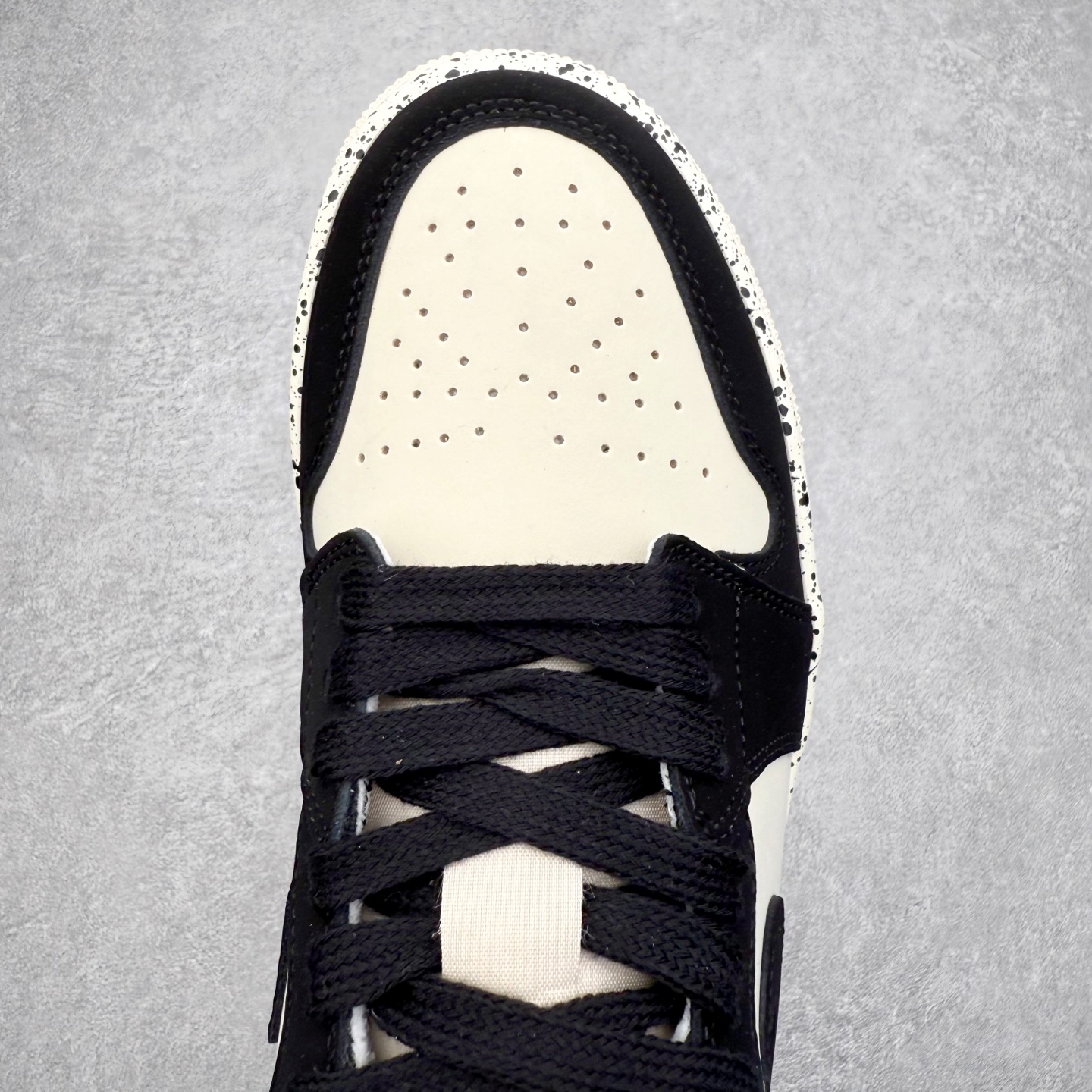 图片[4]-＃K版 Air Jordan AJ1 Low 低帮 DC0774-003 全新流水线出品 DT版本唯一平替选择 市场第二梯队最强版 全部原鞋开发 原楦原纸板开发 全鞋电脑针车 原厂内置全掌气垫 原盒内在原标 唯一Zp原版鞋带绑法 免检产品 全新2022版型 全头层皮料 完美零毛边处理 原厂配置全掌气垫 价格定位良心 几十个配色陆续出货 实拍调校N版已经零色差零失真 百分百还原实物色彩所见即所得 不存在货不对板色差等低级问题 选购参考实物拍摄 不混卖不参货 只用心做好货严格选品 承诺混一赔十 尺码：36 36.5 37.5 38 38.5 39 40 40.5 41 42 42.5 43 44 44.5 45-选品中心