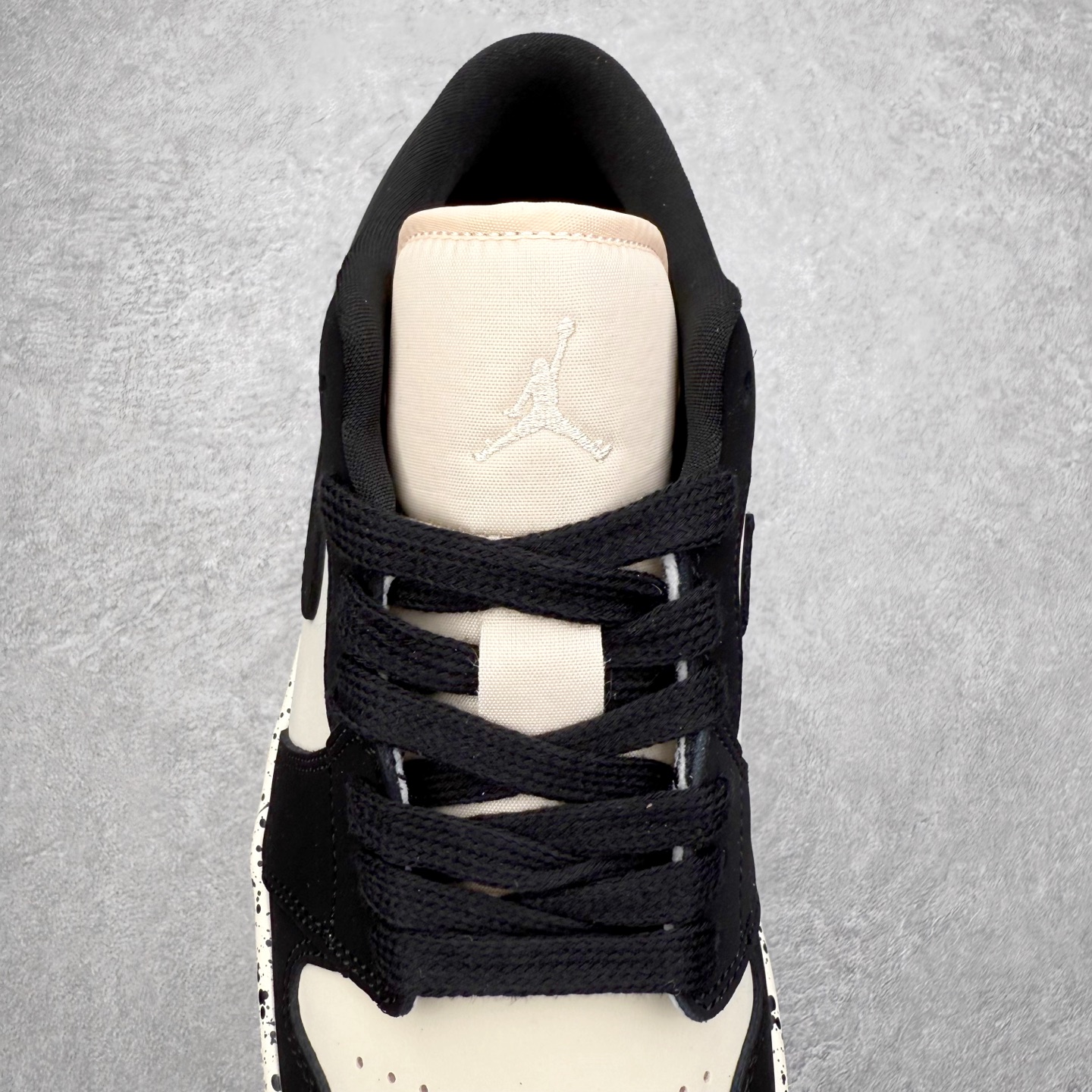 图片[5]-＃K版 Air Jordan AJ1 Low 低帮 DC0774-003 全新流水线出品 DT版本唯一平替选择 市场第二梯队最强版 全部原鞋开发 原楦原纸板开发 全鞋电脑针车 原厂内置全掌气垫 原盒内在原标 唯一Zp原版鞋带绑法 免检产品 全新2022版型 全头层皮料 完美零毛边处理 原厂配置全掌气垫 价格定位良心 几十个配色陆续出货 实拍调校N版已经零色差零失真 百分百还原实物色彩所见即所得 不存在货不对板色差等低级问题 选购参考实物拍摄 不混卖不参货 只用心做好货严格选品 承诺混一赔十 尺码：36 36.5 37.5 38 38.5 39 40 40.5 41 42 42.5 43 44 44.5 45-选品中心