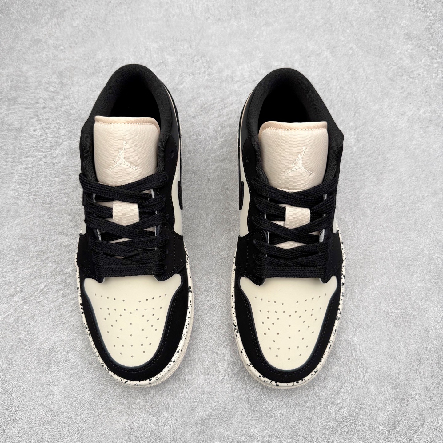 图片[2]-＃K版 Air Jordan AJ1 Low 低帮 DC0774-003 全新流水线出品 DT版本唯一平替选择 市场第二梯队最强版 全部原鞋开发 原楦原纸板开发 全鞋电脑针车 原厂内置全掌气垫 原盒内在原标 唯一Zp原版鞋带绑法 免检产品 全新2022版型 全头层皮料 完美零毛边处理 原厂配置全掌气垫 价格定位良心 几十个配色陆续出货 实拍调校N版已经零色差零失真 百分百还原实物色彩所见即所得 不存在货不对板色差等低级问题 选购参考实物拍摄 不混卖不参货 只用心做好货严格选品 承诺混一赔十 尺码：36 36.5 37.5 38 38.5 39 40 40.5 41 42 42.5 43 44 44.5 45-选品中心