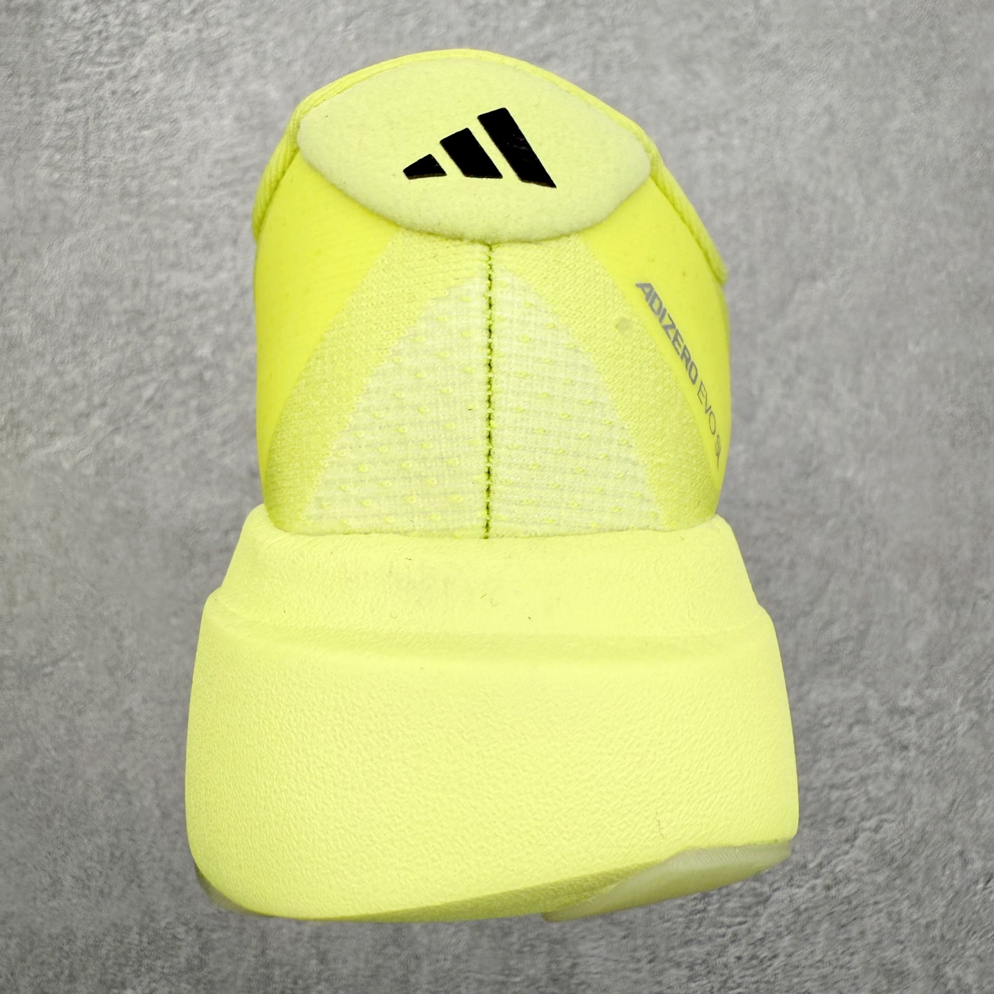 图片[8]-AD Adizero EVO SL 马拉松竞速专业跑鞋 CELERMESH针织网面非常轻薄 纤维间的缝隙很大 可以保证跑步时的透气、排汗效果 鞋舌直接与两侧的内衬和鞋底连接在一起 在跑步过程中不会被鞋舌的左右移动所困扰 在标准鞋带孔的基础上再拓宽一组鞋带孔 适合不同脚型的需求 突破性 EnergyRods 技术，有助于跑者实现更好的成绩 中底独特的LIGHTSTRIKE PRO泡棉材质 微弹感觉在跑步过程中给予了良好的支撑体验 对于顶级精英和高水平进阶跑者来说 ADIOS PRO是一双值得信赖的竞速比赛用鞋 尺码：36 36.5 37.5 38 38.5 39 40 40.5 41 42 42.5 43 44 44.5 45-选品中心