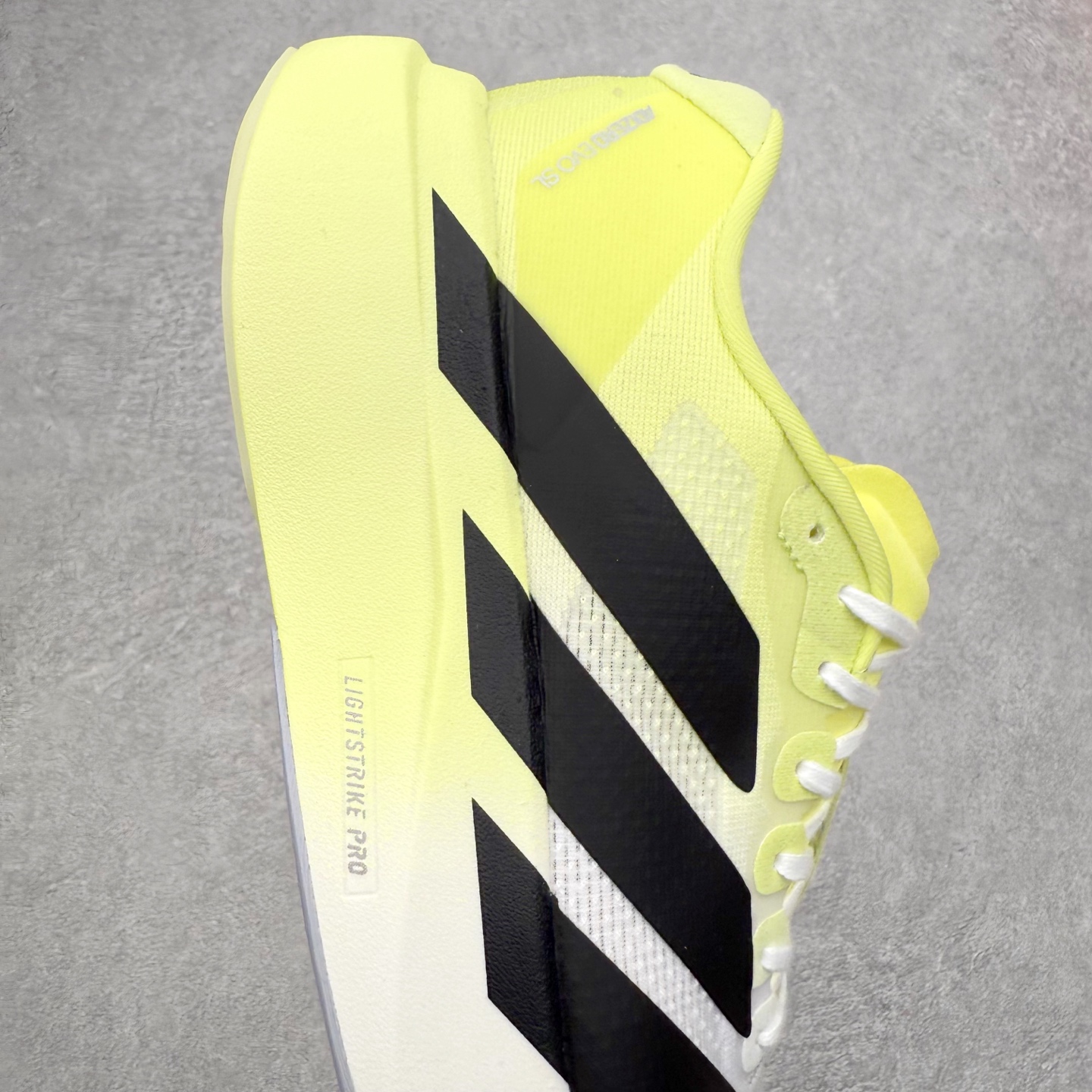 图片[6]-AD Adizero EVO SL 马拉松竞速专业跑鞋 CELERMESH针织网面非常轻薄 纤维间的缝隙很大 可以保证跑步时的透气、排汗效果 鞋舌直接与两侧的内衬和鞋底连接在一起 在跑步过程中不会被鞋舌的左右移动所困扰 在标准鞋带孔的基础上再拓宽一组鞋带孔 适合不同脚型的需求 突破性 EnergyRods 技术，有助于跑者实现更好的成绩 中底独特的LIGHTSTRIKE PRO泡棉材质 微弹感觉在跑步过程中给予了良好的支撑体验 对于顶级精英和高水平进阶跑者来说 ADIOS PRO是一双值得信赖的竞速比赛用鞋 尺码：36 36.5 37.5 38 38.5 39 40 40.5 41 42 42.5 43 44 44.5 45-选品中心