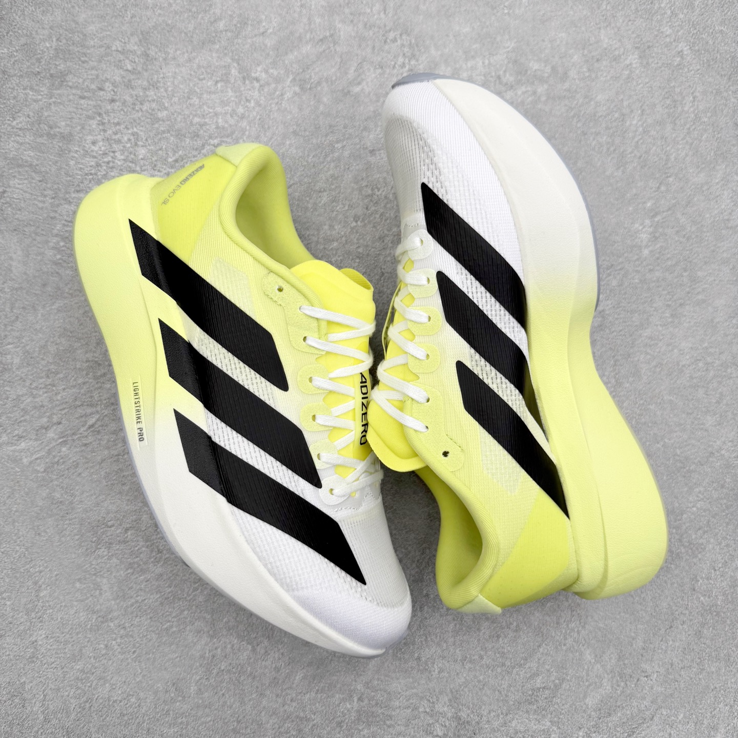 图片[3]-AD Adizero EVO SL 马拉松竞速专业跑鞋 CELERMESH针织网面非常轻薄 纤维间的缝隙很大 可以保证跑步时的透气、排汗效果 鞋舌直接与两侧的内衬和鞋底连接在一起 在跑步过程中不会被鞋舌的左右移动所困扰 在标准鞋带孔的基础上再拓宽一组鞋带孔 适合不同脚型的需求 突破性 EnergyRods 技术，有助于跑者实现更好的成绩 中底独特的LIGHTSTRIKE PRO泡棉材质 微弹感觉在跑步过程中给予了良好的支撑体验 对于顶级精英和高水平进阶跑者来说 ADIOS PRO是一双值得信赖的竞速比赛用鞋 尺码：36 36.5 37.5 38 38.5 39 40 40.5 41 42 42.5 43 44 44.5 45-选品中心