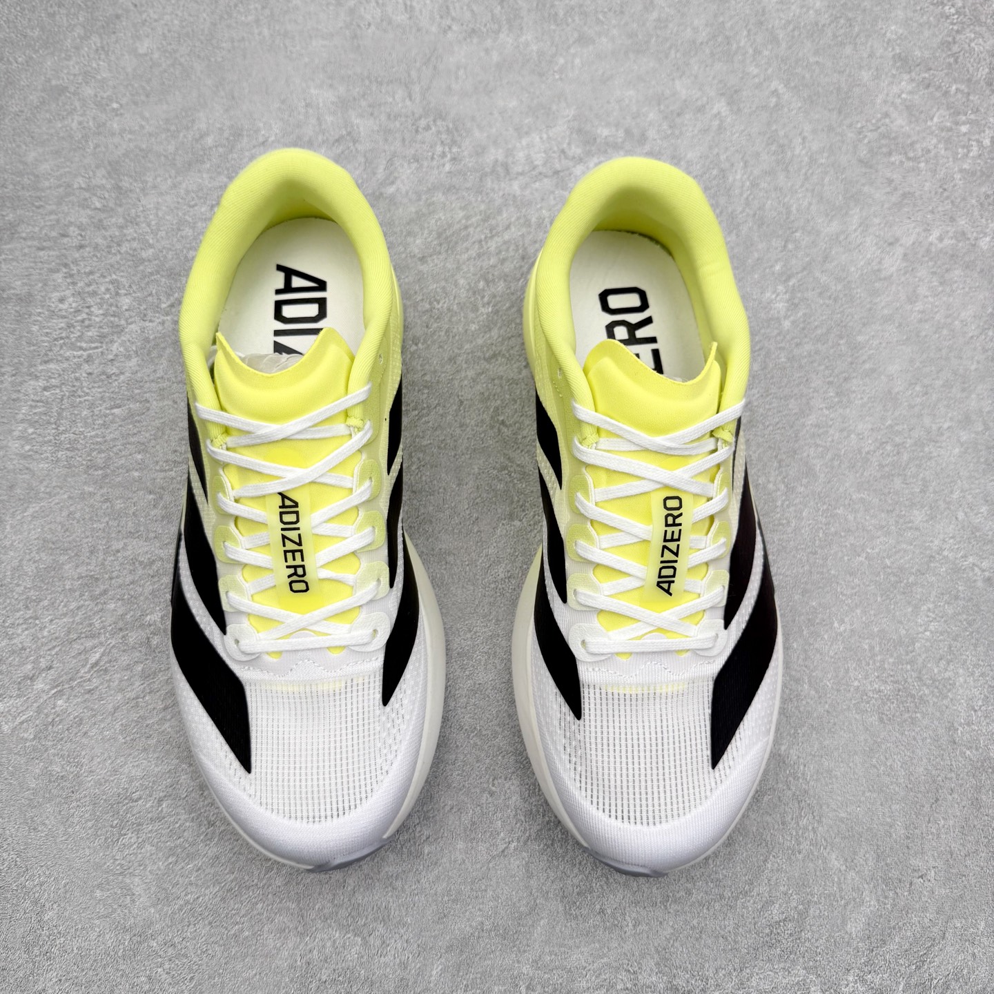 图片[2]-AD Adizero EVO SL 马拉松竞速专业跑鞋 CELERMESH针织网面非常轻薄 纤维间的缝隙很大 可以保证跑步时的透气、排汗效果 鞋舌直接与两侧的内衬和鞋底连接在一起 在跑步过程中不会被鞋舌的左右移动所困扰 在标准鞋带孔的基础上再拓宽一组鞋带孔 适合不同脚型的需求 突破性 EnergyRods 技术，有助于跑者实现更好的成绩 中底独特的LIGHTSTRIKE PRO泡棉材质 微弹感觉在跑步过程中给予了良好的支撑体验 对于顶级精英和高水平进阶跑者来说 ADIOS PRO是一双值得信赖的竞速比赛用鞋 尺码：36 36.5 37.5 38 38.5 39 40 40.5 41 42 42.5 43 44 44.5 45-选品中心