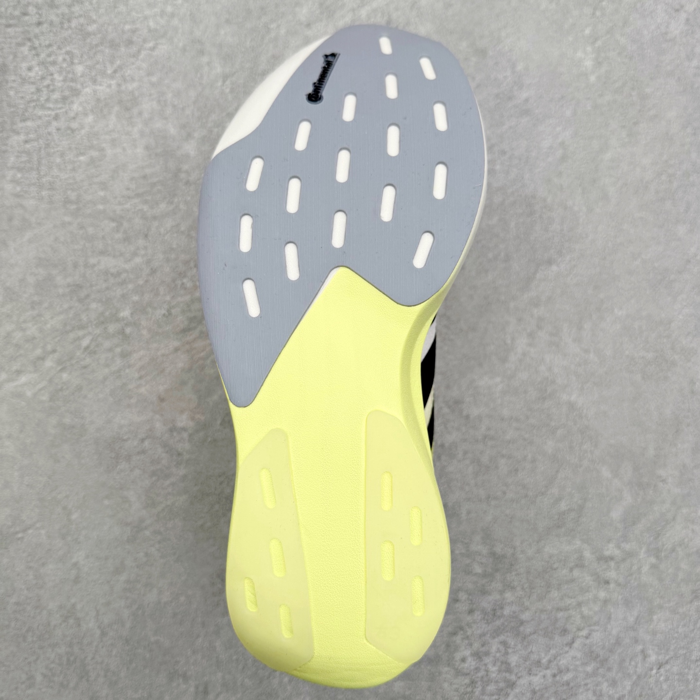 图片[9]-AD Adizero EVO SL 马拉松竞速专业跑鞋 CELERMESH针织网面非常轻薄 纤维间的缝隙很大 可以保证跑步时的透气、排汗效果 鞋舌直接与两侧的内衬和鞋底连接在一起 在跑步过程中不会被鞋舌的左右移动所困扰 在标准鞋带孔的基础上再拓宽一组鞋带孔 适合不同脚型的需求 突破性 EnergyRods 技术，有助于跑者实现更好的成绩 中底独特的LIGHTSTRIKE PRO泡棉材质 微弹感觉在跑步过程中给予了良好的支撑体验 对于顶级精英和高水平进阶跑者来说 ADIOS PRO是一双值得信赖的竞速比赛用鞋 尺码：36 36.5 37.5 38 38.5 39 40 40.5 41 42 42.5 43 44 44.5 45-选品中心