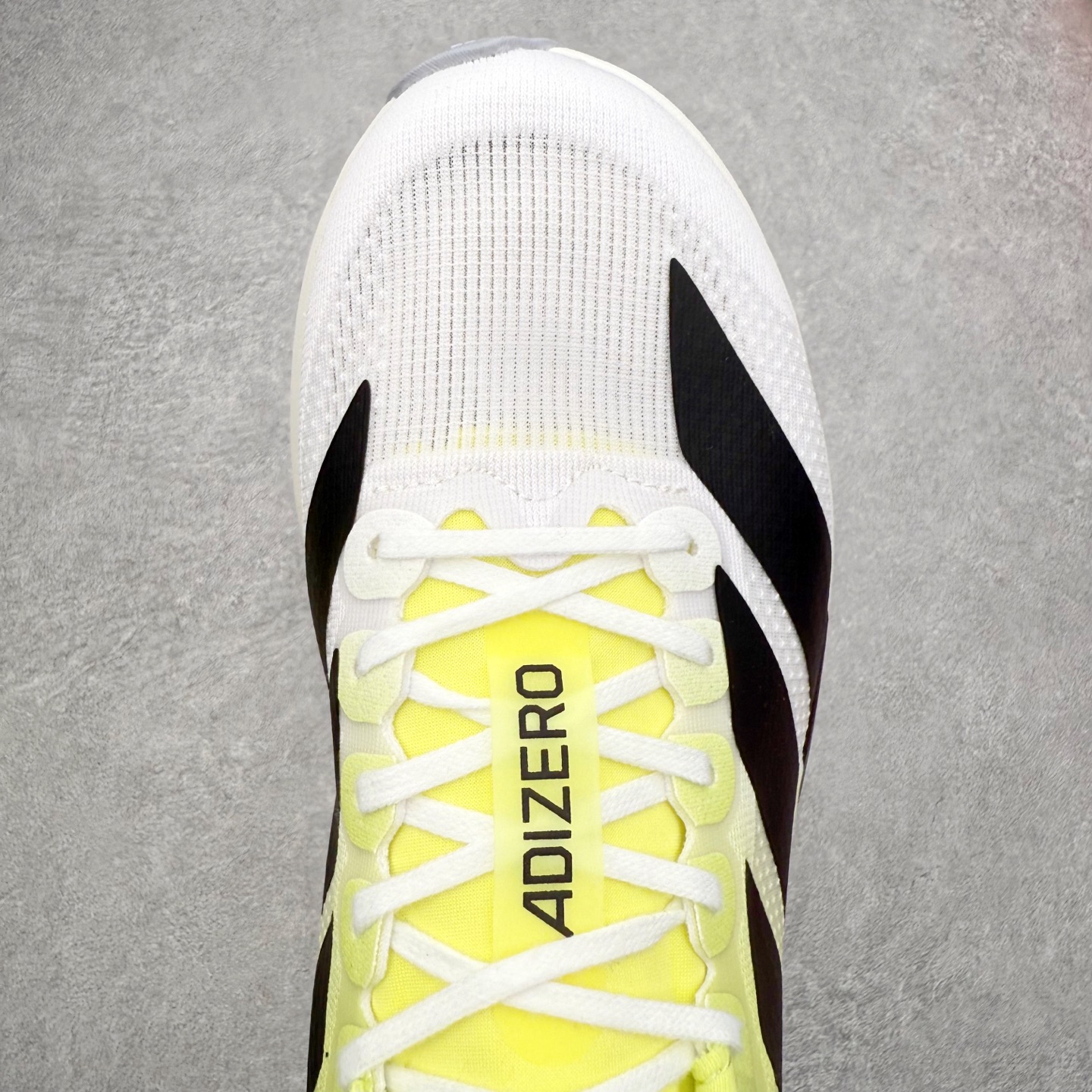 图片[4]-AD Adizero EVO SL 马拉松竞速专业跑鞋 CELERMESH针织网面非常轻薄 纤维间的缝隙很大 可以保证跑步时的透气、排汗效果 鞋舌直接与两侧的内衬和鞋底连接在一起 在跑步过程中不会被鞋舌的左右移动所困扰 在标准鞋带孔的基础上再拓宽一组鞋带孔 适合不同脚型的需求 突破性 EnergyRods 技术，有助于跑者实现更好的成绩 中底独特的LIGHTSTRIKE PRO泡棉材质 微弹感觉在跑步过程中给予了良好的支撑体验 对于顶级精英和高水平进阶跑者来说 ADIOS PRO是一双值得信赖的竞速比赛用鞋 尺码：36 36.5 37.5 38 38.5 39 40 40.5 41 42 42.5 43 44 44.5 45-选品中心