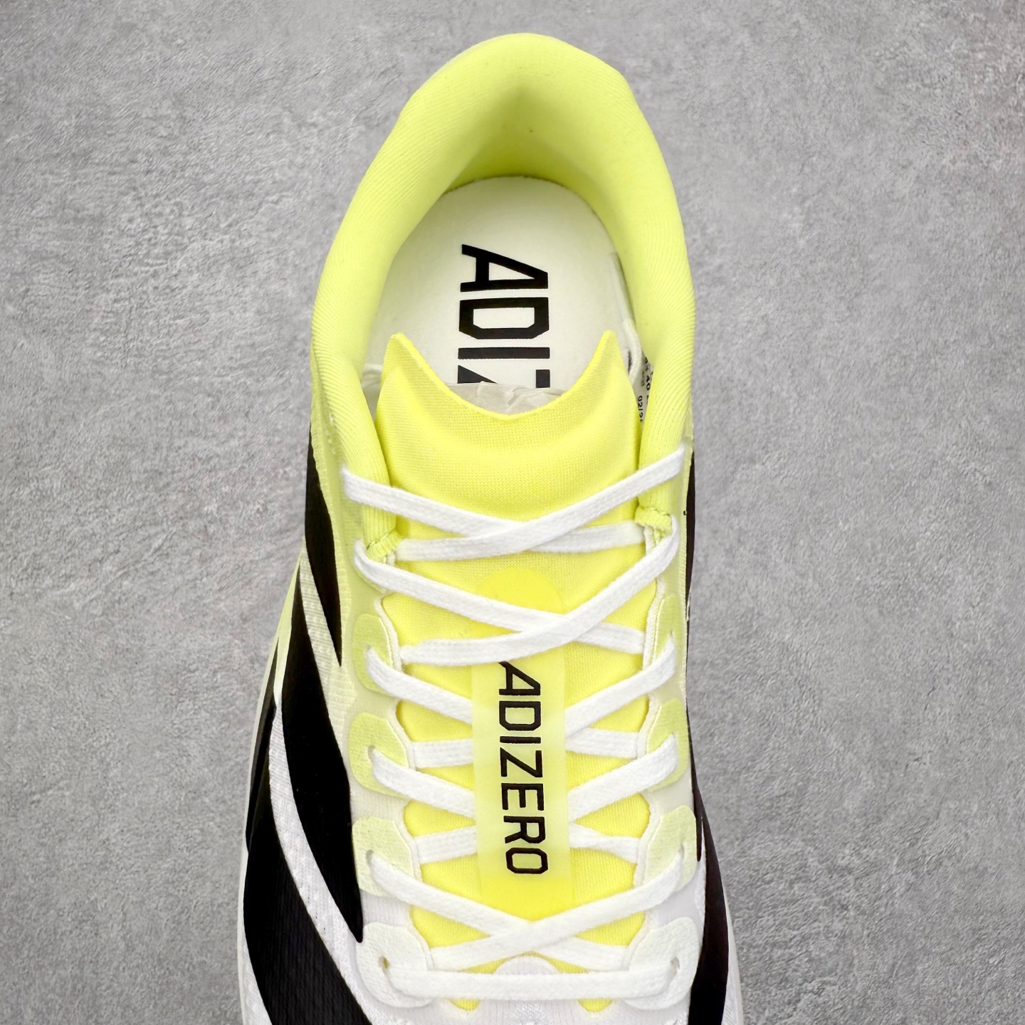 图片[5]-AD Adizero EVO SL 马拉松竞速专业跑鞋 CELERMESH针织网面非常轻薄 纤维间的缝隙很大 可以保证跑步时的透气、排汗效果 鞋舌直接与两侧的内衬和鞋底连接在一起 在跑步过程中不会被鞋舌的左右移动所困扰 在标准鞋带孔的基础上再拓宽一组鞋带孔 适合不同脚型的需求 突破性 EnergyRods 技术，有助于跑者实现更好的成绩 中底独特的LIGHTSTRIKE PRO泡棉材质 微弹感觉在跑步过程中给予了良好的支撑体验 对于顶级精英和高水平进阶跑者来说 ADIOS PRO是一双值得信赖的竞速比赛用鞋 尺码：36 36.5 37.5 38 38.5 39 40 40.5 41 42 42.5 43 44 44.5 45-选品中心