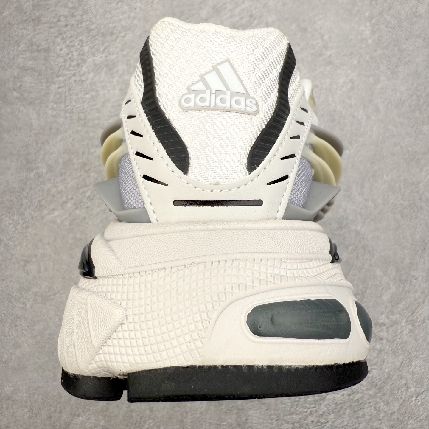 图片[8]-Pharrell x adidas Adistar Jellyfish 低帮水母复古风老爹鞋 Adistar Cushion联名出的这款复古老爹鞋简直是未来科技感十足 以3D风格焕新演绎标志性三条纹 为造型添上点睛之笔 金属质感视觉效果TPU自带哑光反射 非常的细节 最大的亮点无疑是鞋屁股 大块的tpu包裹 让增高的大底不再突兀 更显腿长脚细 尺码：36 36.5 37 38 38.5 39 40 40.5 41 42 42.5 43 44 44.5 45 46 47-选品中心