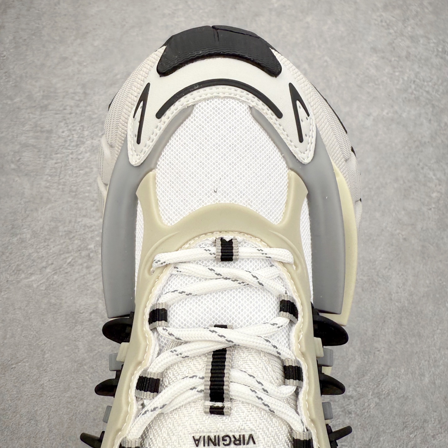 图片[4]-Pharrell x adidas Adistar Jellyfish 低帮水母复古风老爹鞋 Adistar Cushion联名出的这款复古老爹鞋简直是未来科技感十足 以3D风格焕新演绎标志性三条纹 为造型添上点睛之笔 金属质感视觉效果TPU自带哑光反射 非常的细节 最大的亮点无疑是鞋屁股 大块的tpu包裹 让增高的大底不再突兀 更显腿长脚细 尺码：36 36.5 37 38 38.5 39 40 40.5 41 42 42.5 43 44 44.5 45 46 47-选品中心