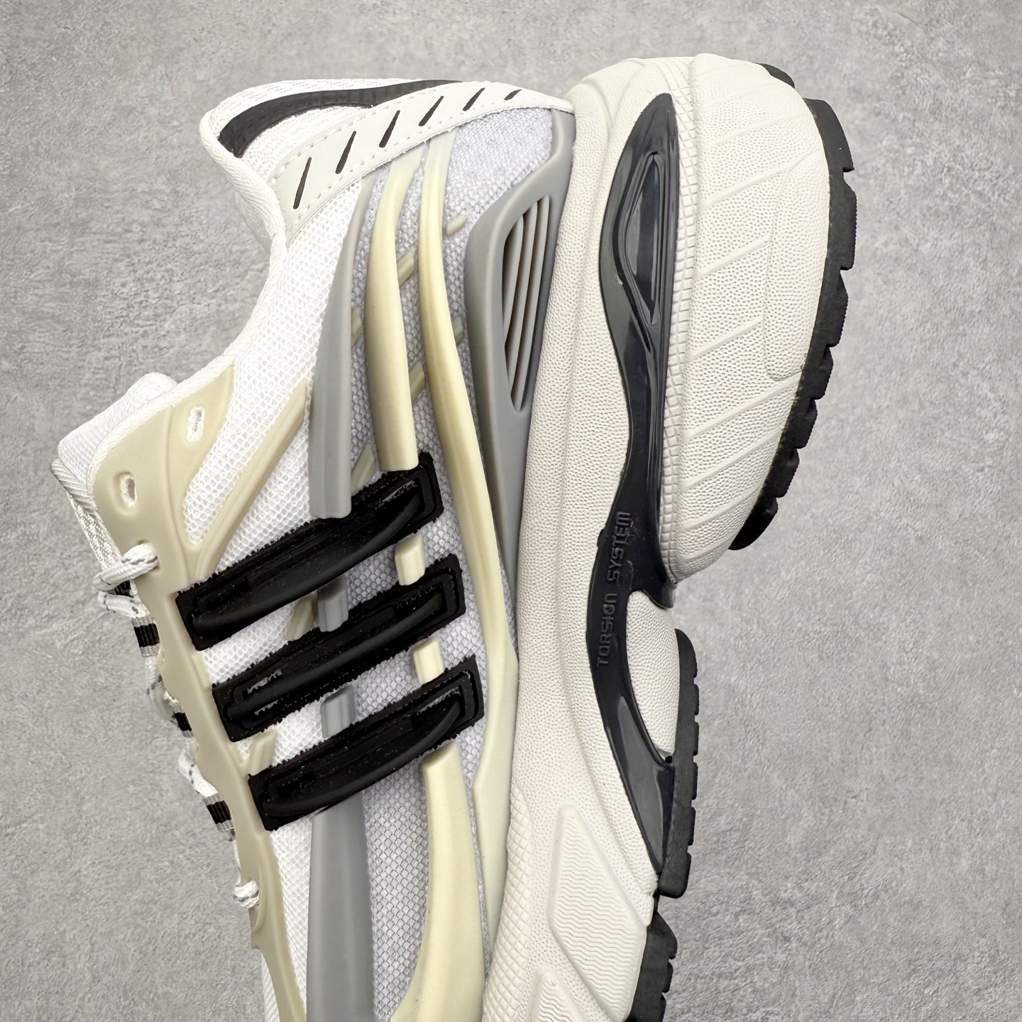 图片[7]-Pharrell x adidas Adistar Jellyfish 低帮水母复古风老爹鞋 Adistar Cushion联名出的这款复古老爹鞋简直是未来科技感十足 以3D风格焕新演绎标志性三条纹 为造型添上点睛之笔 金属质感视觉效果TPU自带哑光反射 非常的细节 最大的亮点无疑是鞋屁股 大块的tpu包裹 让增高的大底不再突兀 更显腿长脚细 尺码：36 36.5 37 38 38.5 39 40 40.5 41 42 42.5 43 44 44.5 45 46 47-选品中心