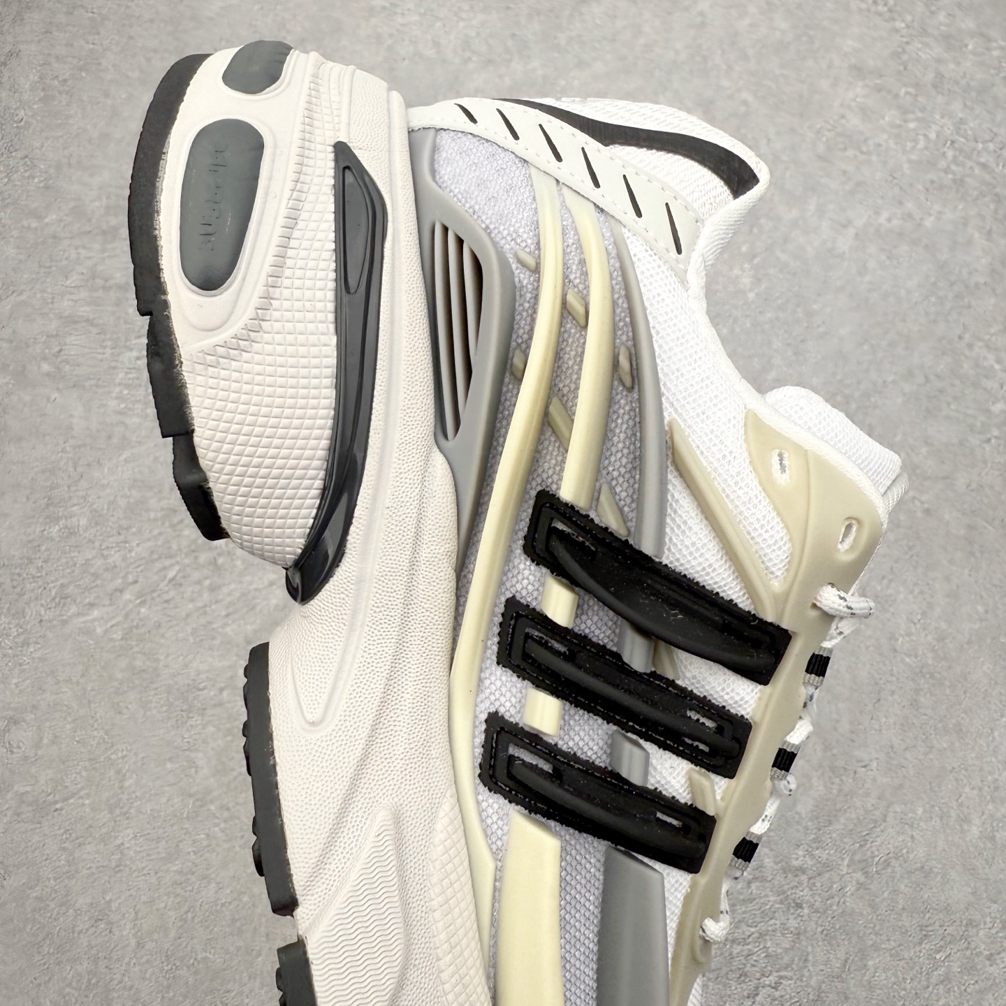 图片[6]-Pharrell x adidas Adistar Jellyfish 低帮水母复古风老爹鞋 Adistar Cushion联名出的这款复古老爹鞋简直是未来科技感十足 以3D风格焕新演绎标志性三条纹 为造型添上点睛之笔 金属质感视觉效果TPU自带哑光反射 非常的细节 最大的亮点无疑是鞋屁股 大块的tpu包裹 让增高的大底不再突兀 更显腿长脚细 尺码：36 36.5 37 38 38.5 39 40 40.5 41 42 42.5 43 44 44.5 45 46 47-选品中心