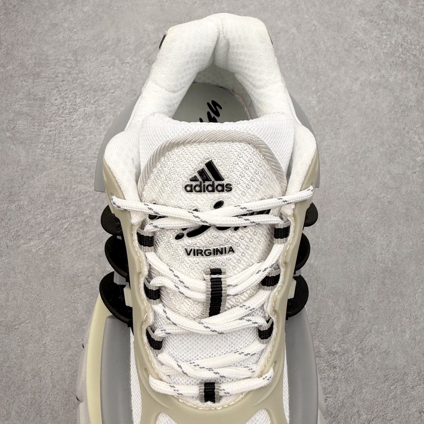 图片[5]-Pharrell x adidas Adistar Jellyfish 低帮水母复古风老爹鞋 Adistar Cushion联名出的这款复古老爹鞋简直是未来科技感十足 以3D风格焕新演绎标志性三条纹 为造型添上点睛之笔 金属质感视觉效果TPU自带哑光反射 非常的细节 最大的亮点无疑是鞋屁股 大块的tpu包裹 让增高的大底不再突兀 更显腿长脚细 尺码：36 36.5 37 38 38.5 39 40 40.5 41 42 42.5 43 44 44.5 45 46 47-选品中心