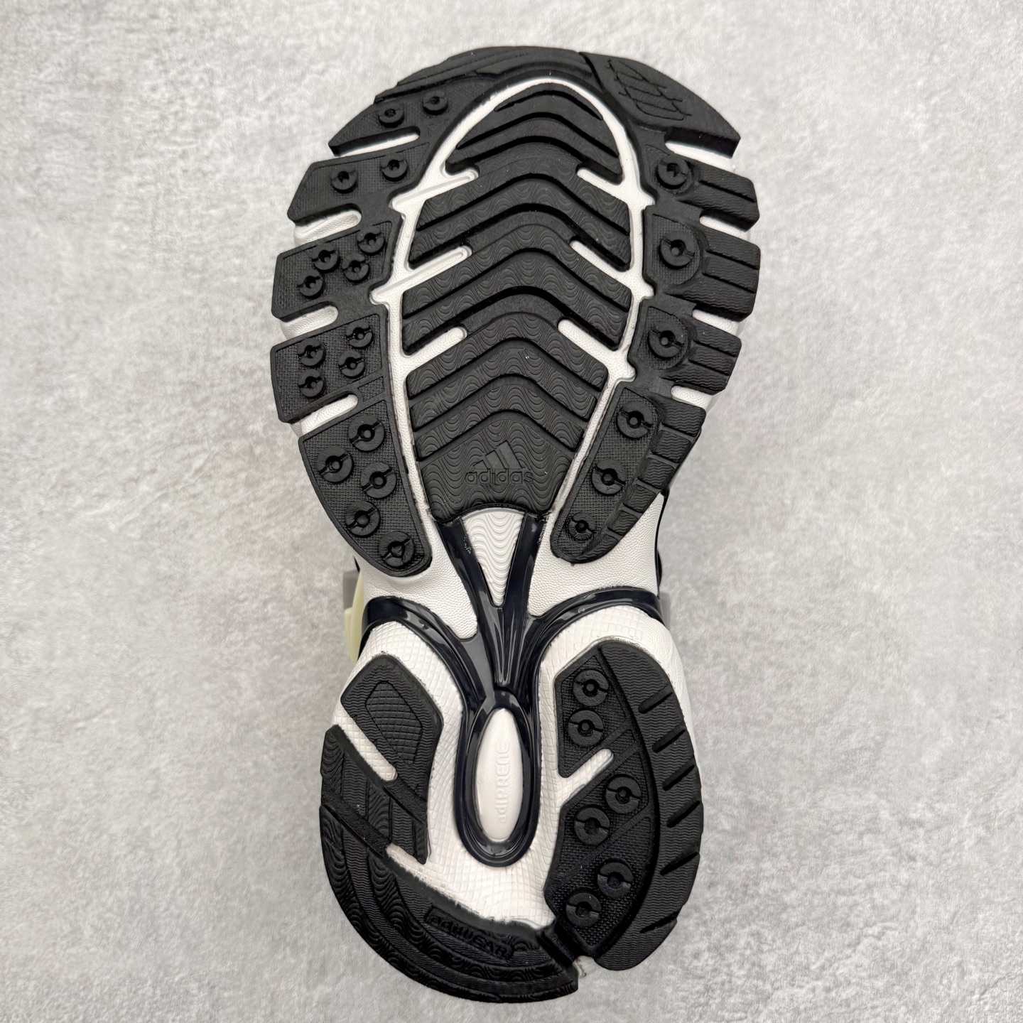 图片[9]-Pharrell x adidas Adistar Jellyfish 低帮水母复古风老爹鞋 Adistar Cushion联名出的这款复古老爹鞋简直是未来科技感十足 以3D风格焕新演绎标志性三条纹 为造型添上点睛之笔 金属质感视觉效果TPU自带哑光反射 非常的细节 最大的亮点无疑是鞋屁股 大块的tpu包裹 让增高的大底不再突兀 更显腿长脚细 尺码：36 36.5 37 38 38.5 39 40 40.5 41 42 42.5 43 44 44.5 45 46 47-选品中心